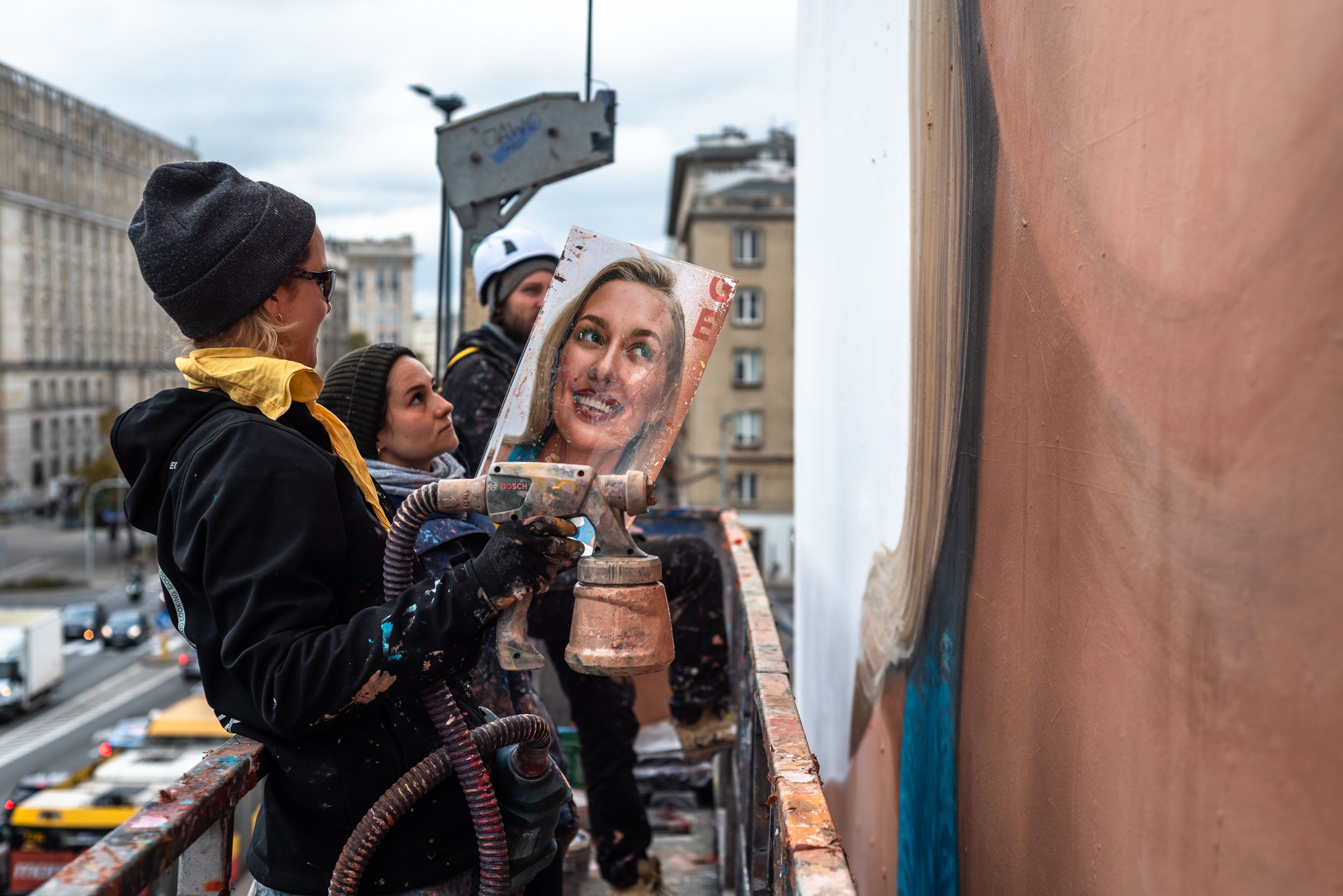 Good Looking namalowało mural w Warszawie przy ulicy Jaworzyńskiej 8 dla Yves Rocher