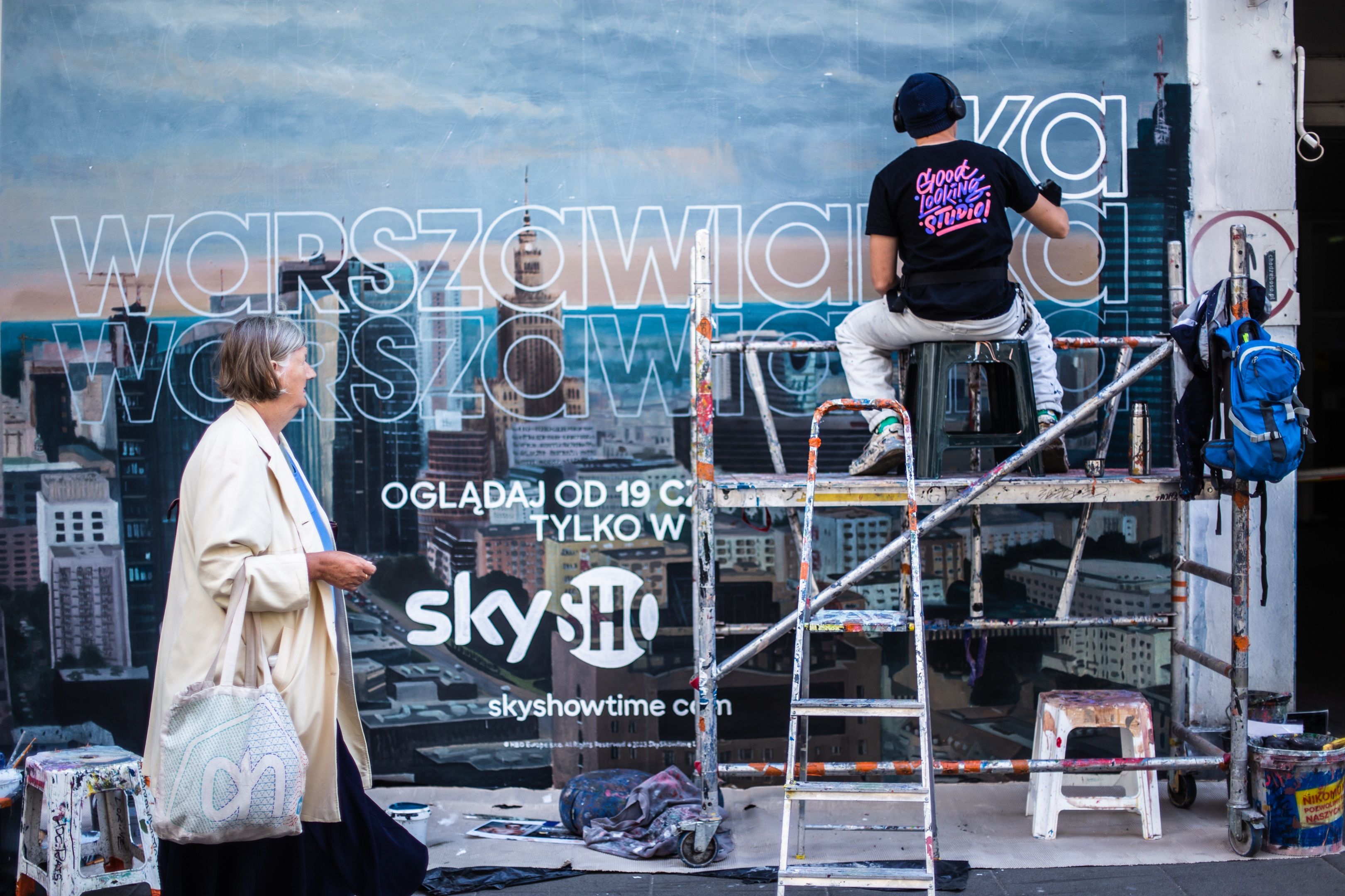 Good Looking namalowało mural w Warszawie przy ulicy Parkingowej 21 dla Sky Show Time