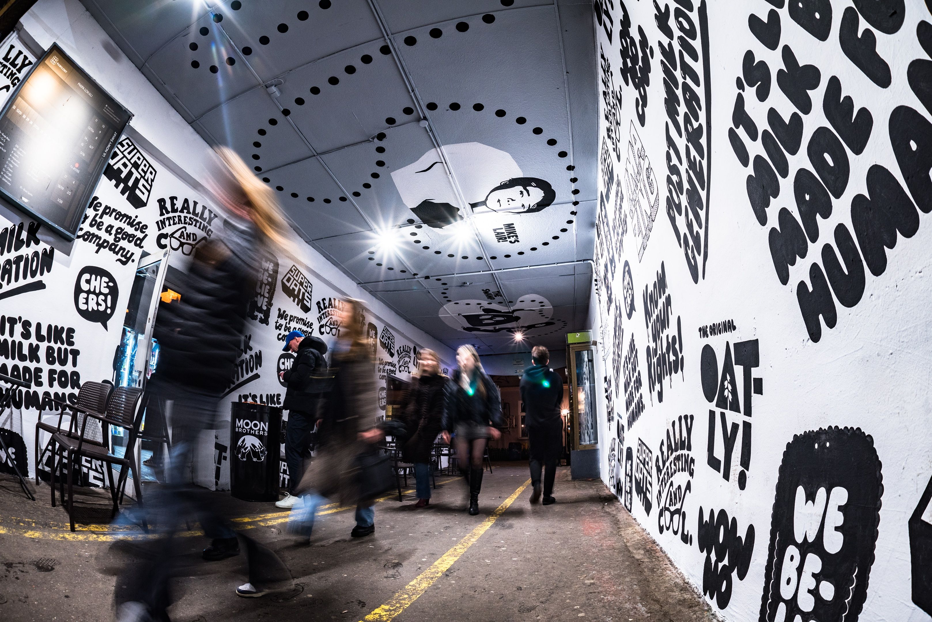 Good Looking namalowało mural w Warszawie na Pawilonach dla Oatly