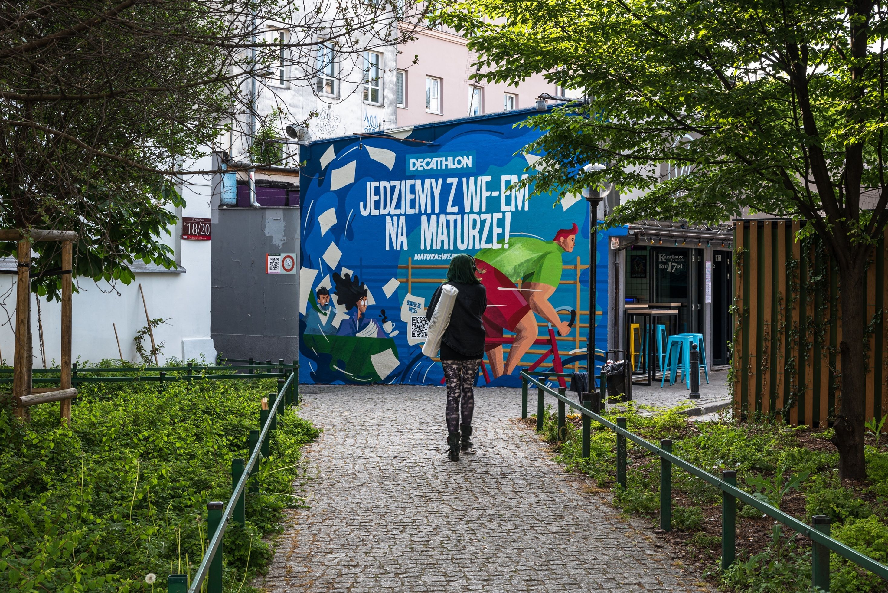 Good Looking namalowało mural w Warszawie na Pawilonach dla Decathlona