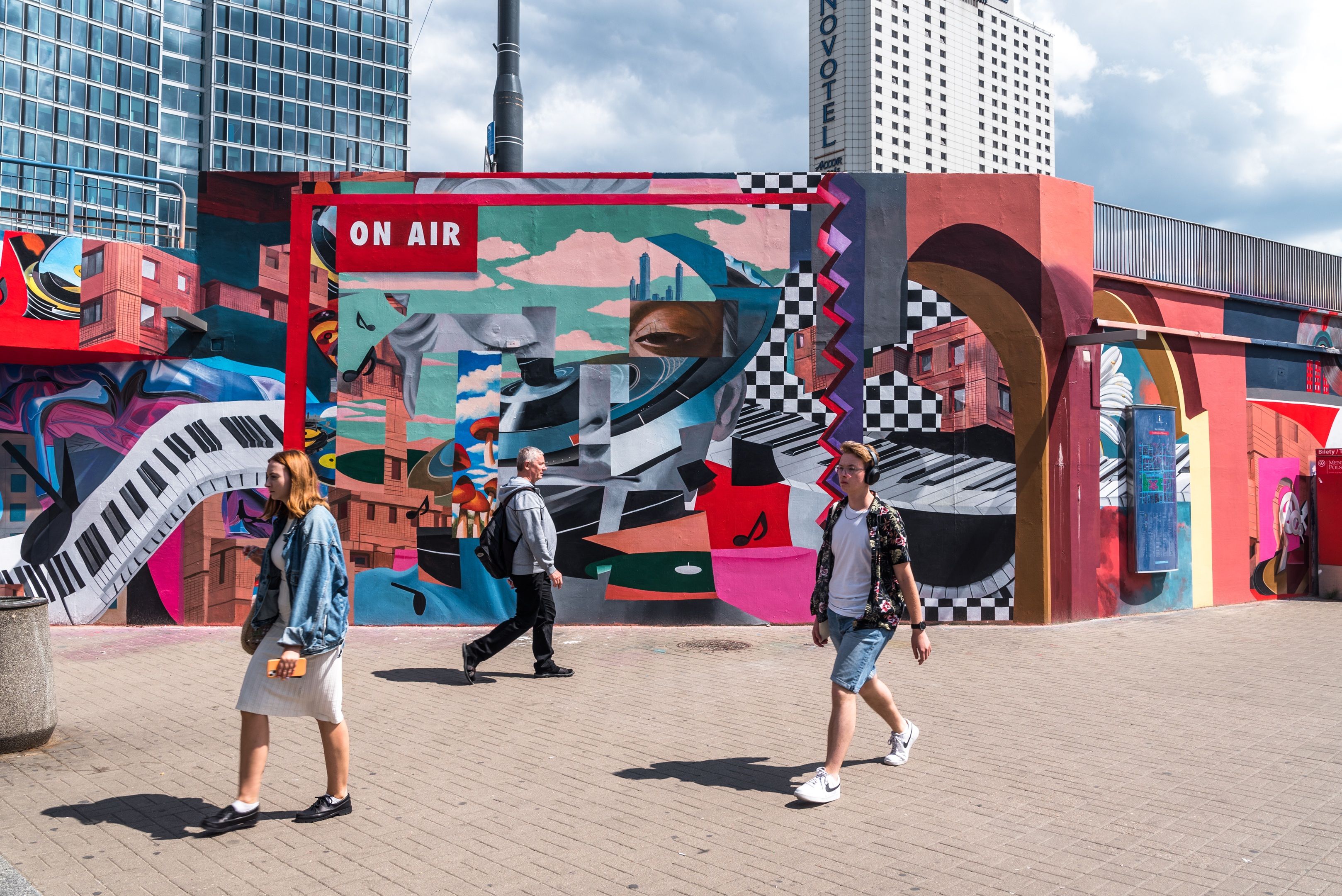 Good Looking Studio namalowało mural w Warszawie na Patelni dla Coca-coli