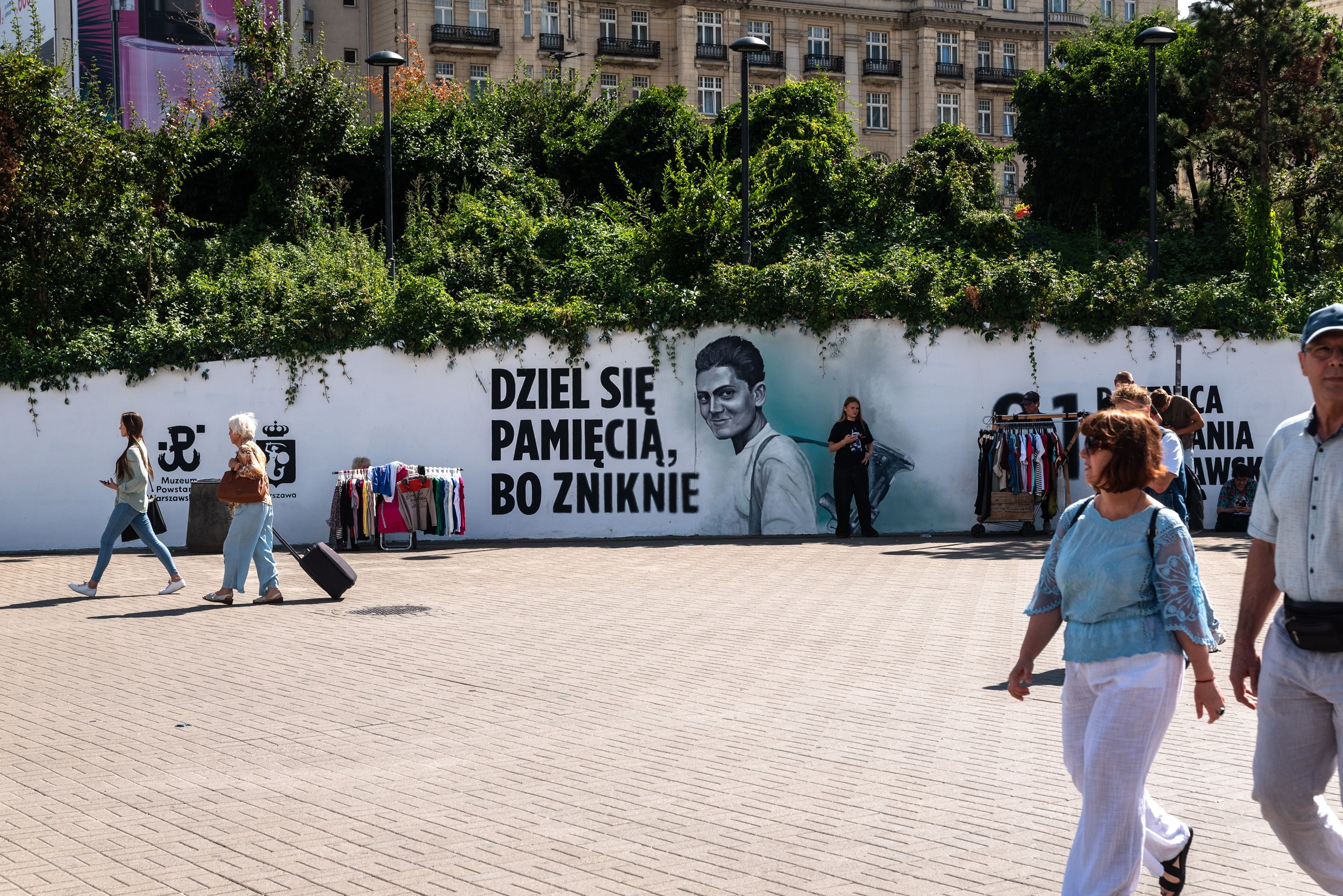 Good Looking Studio namalowało mural w Warszawie na Patelni, powstanie