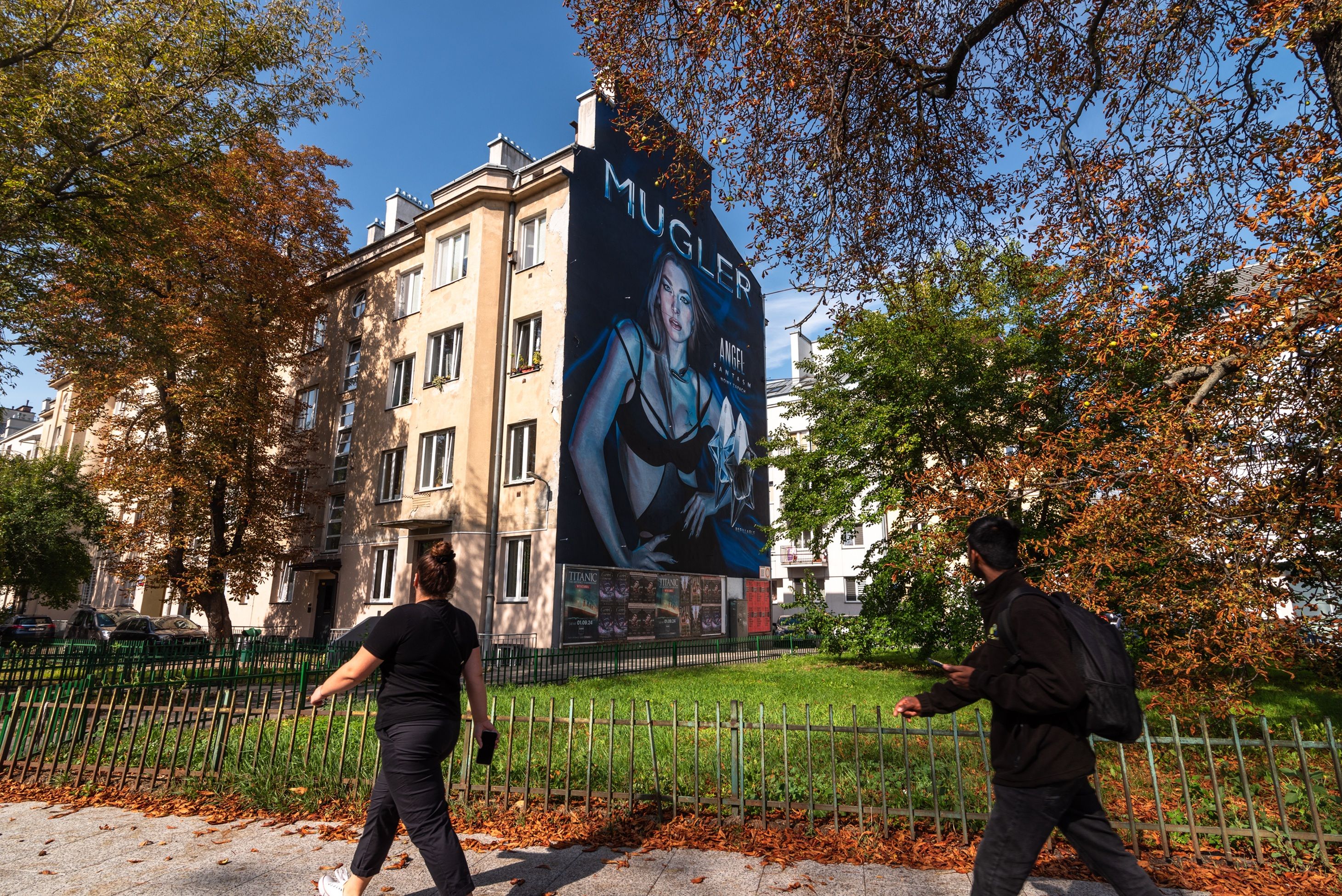 Good Looking Studio namalowało mural w Warszawie przy Przemysłowej 31/33 dla Mugler