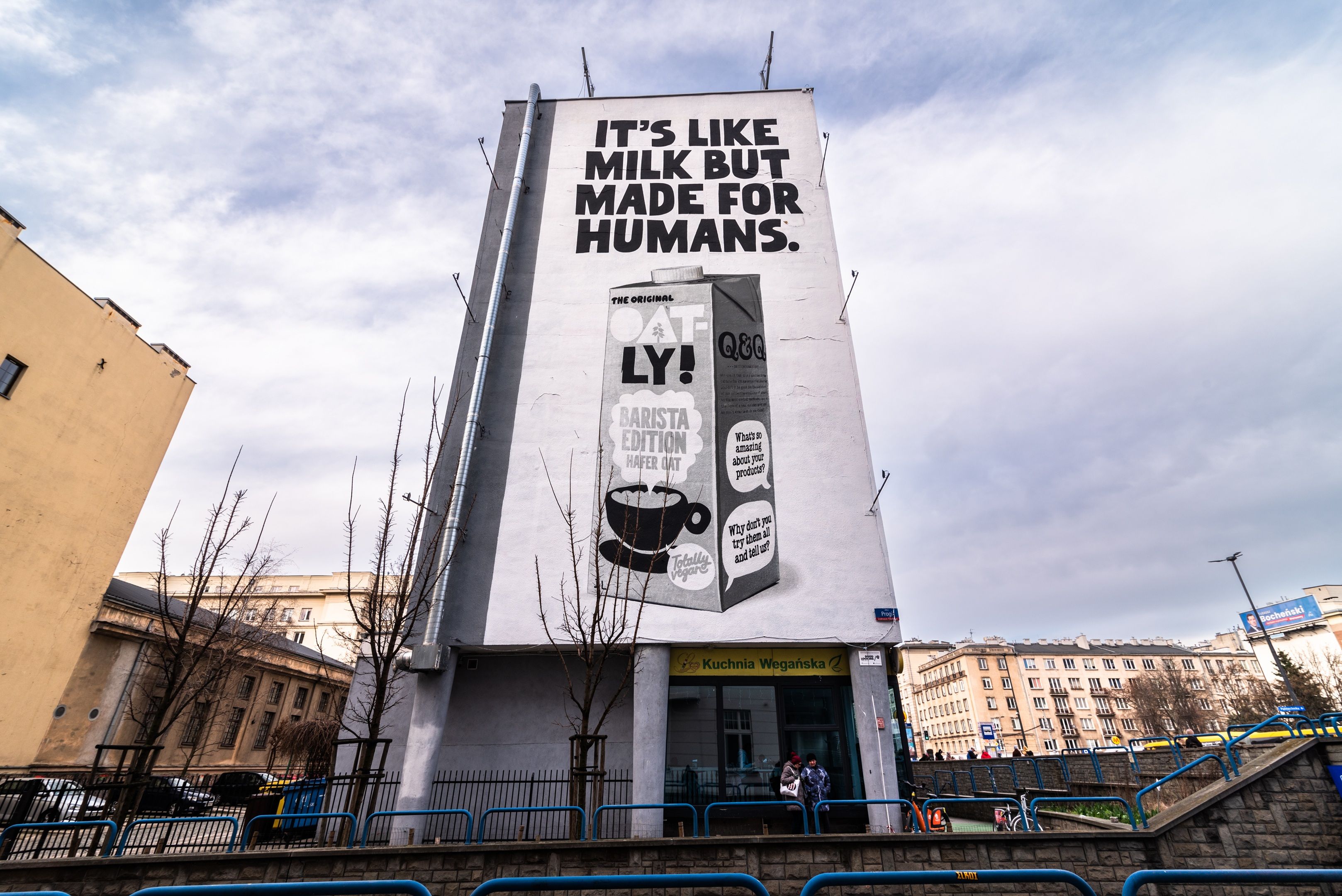 Good Looking Studio namalowało mural w Warszawie przy ulicy Waryńskiego 3 dla marki oatly