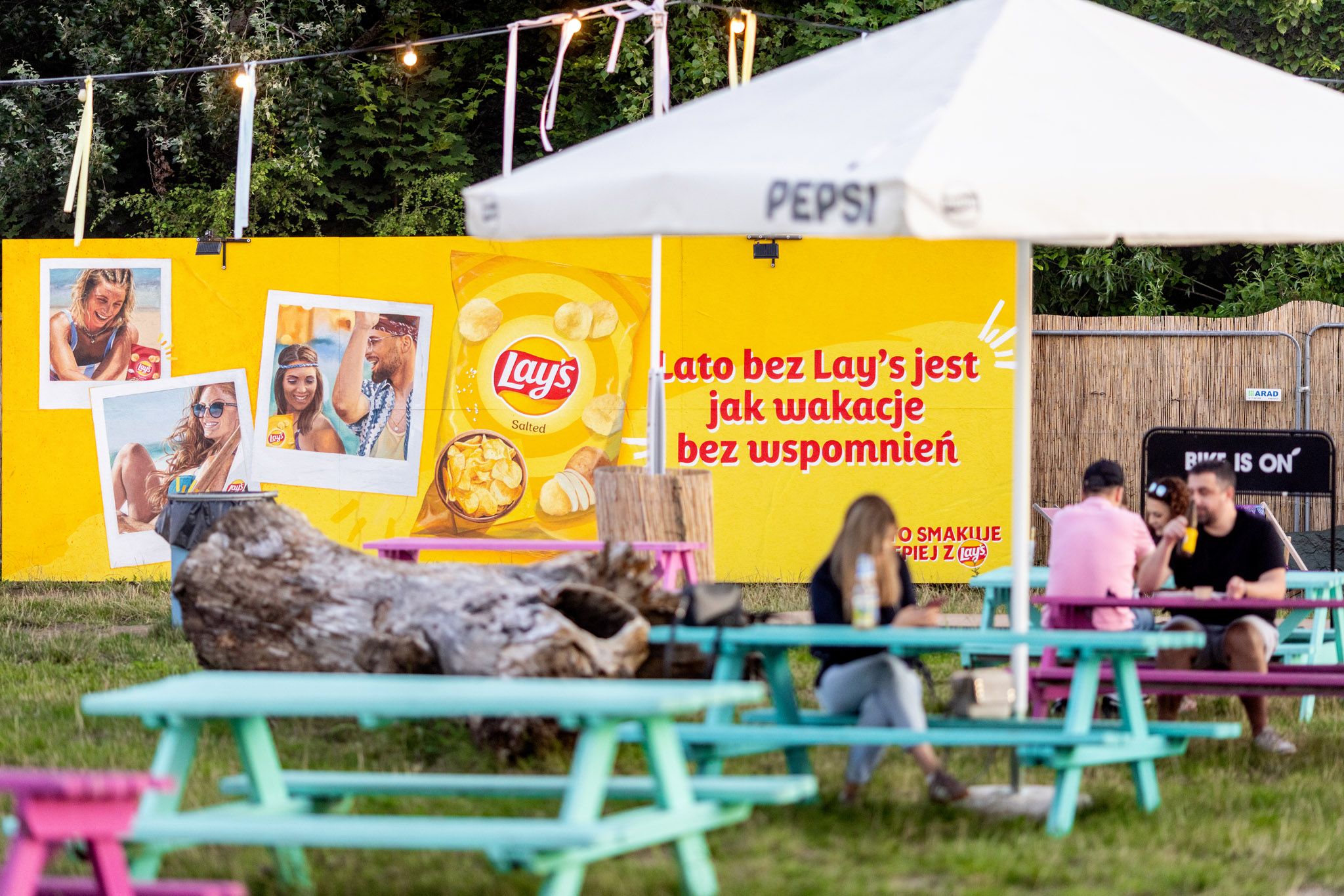 Ręcznie malowany mural we Wrocławiu przy ulicy Wejherowskiej dla Lays