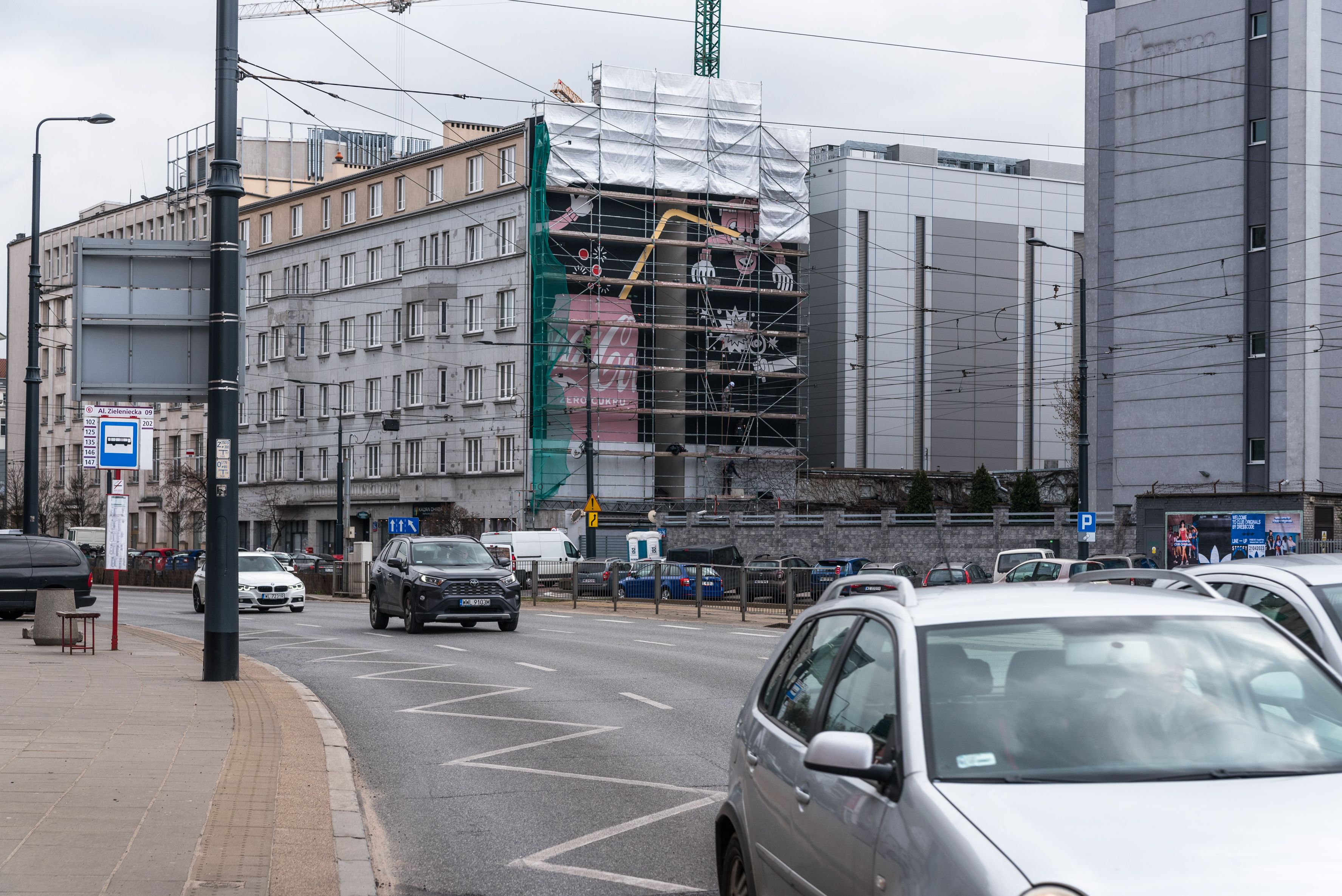 proces powstania muralu z elementem led dla Coca-Coli