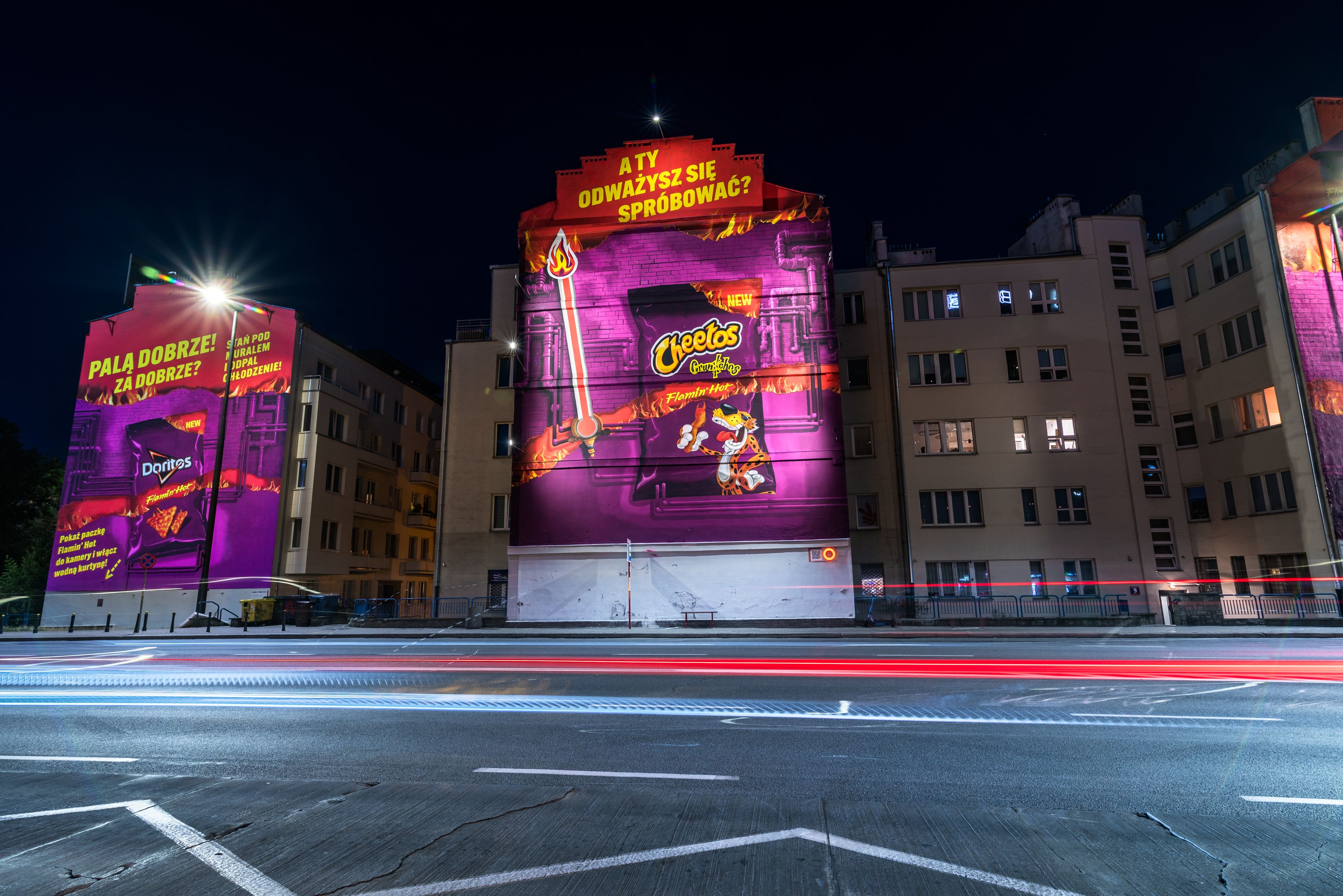 murale reklamowe dla marki lays w warszawie w nocy