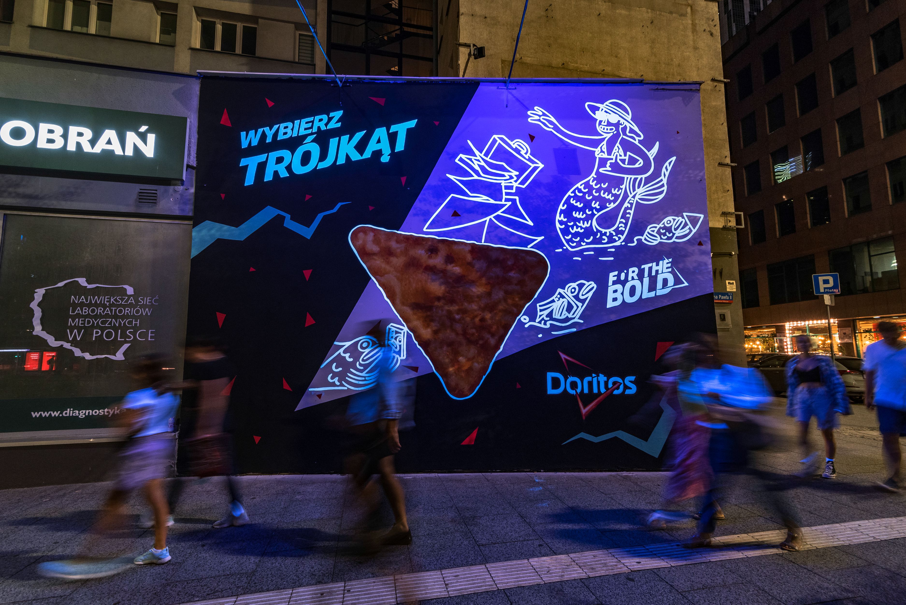 mural z efektem uv w nocy dla doritos