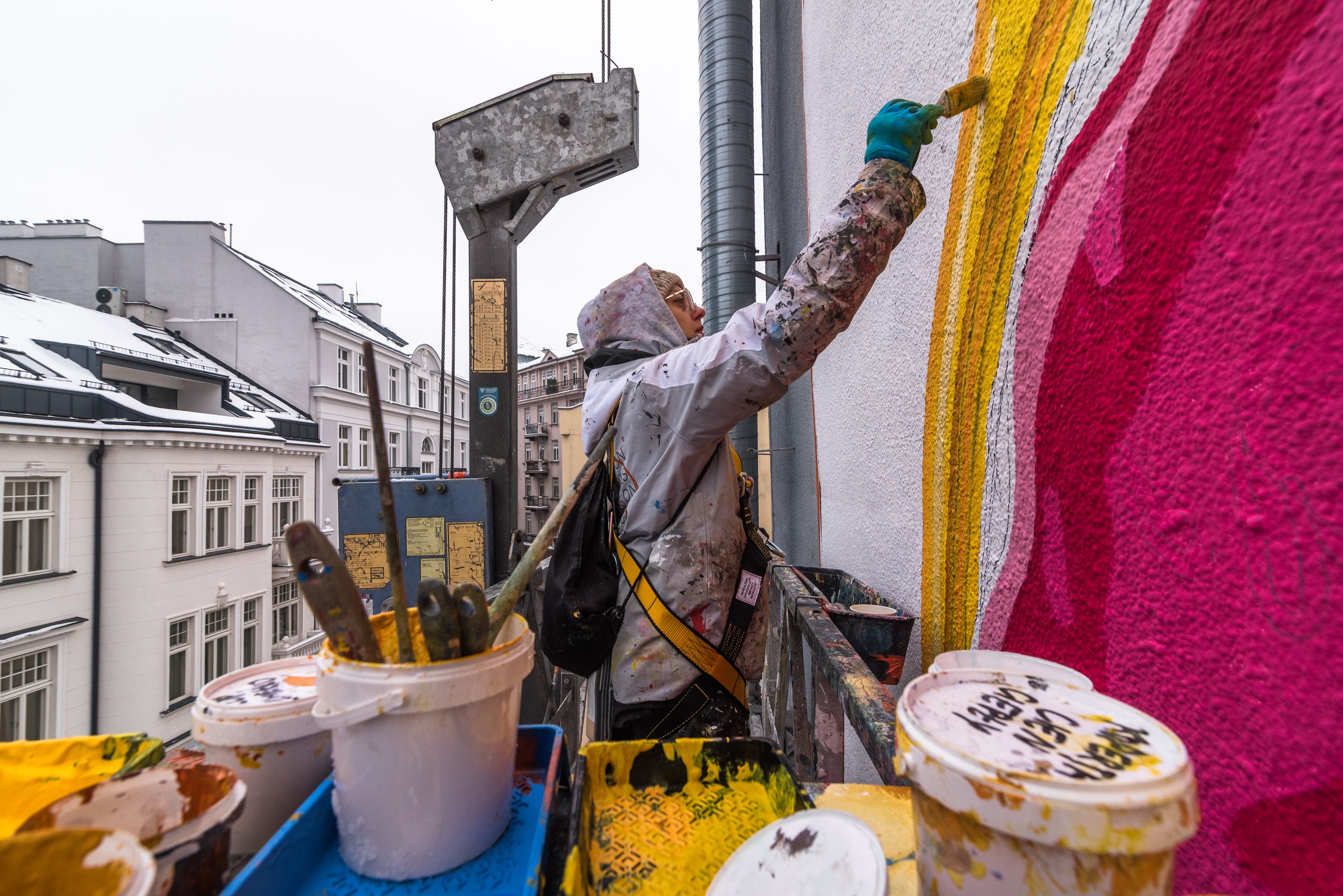 malarz malujący mural swatch