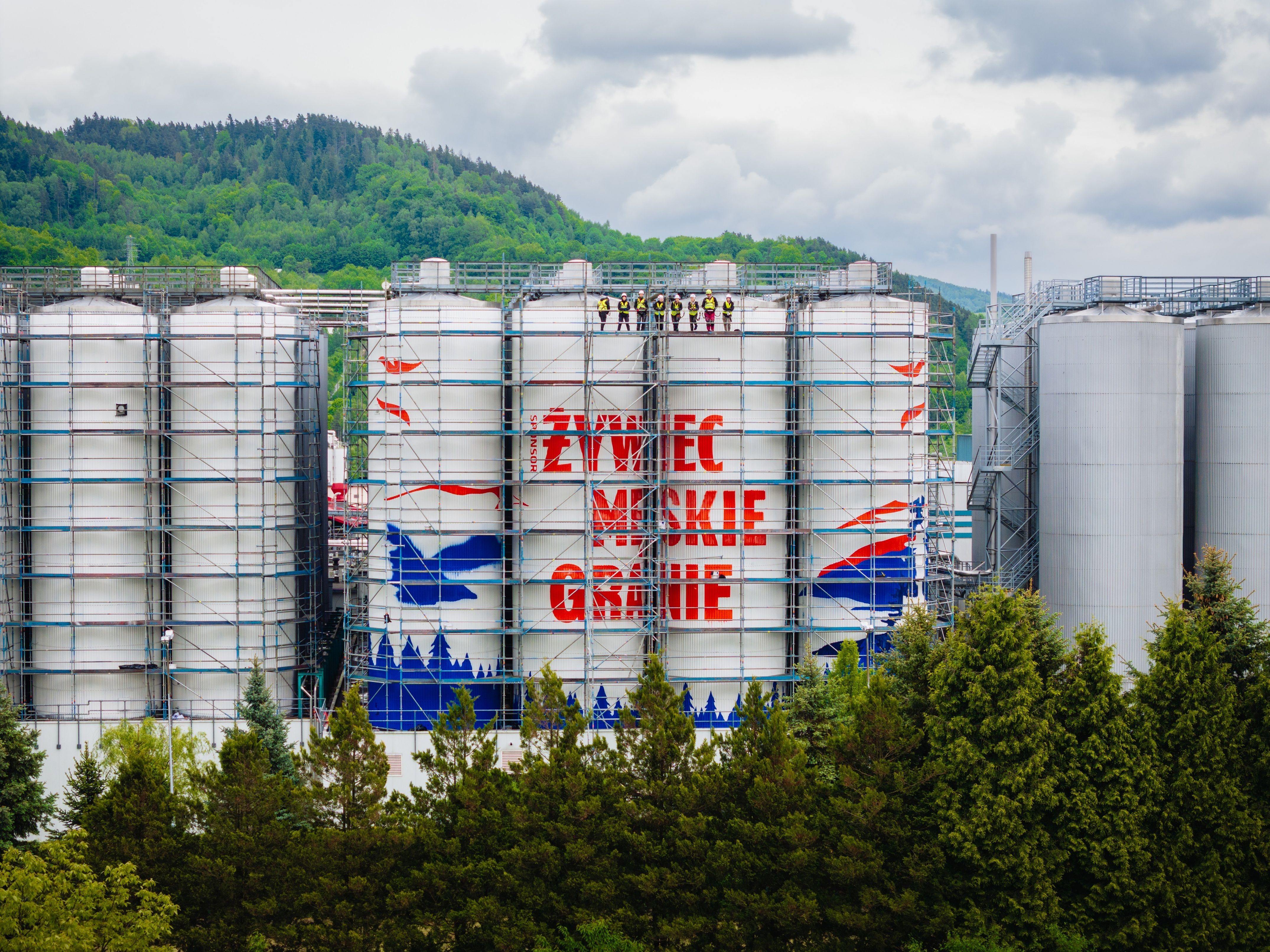 malarze na rusztowaniu