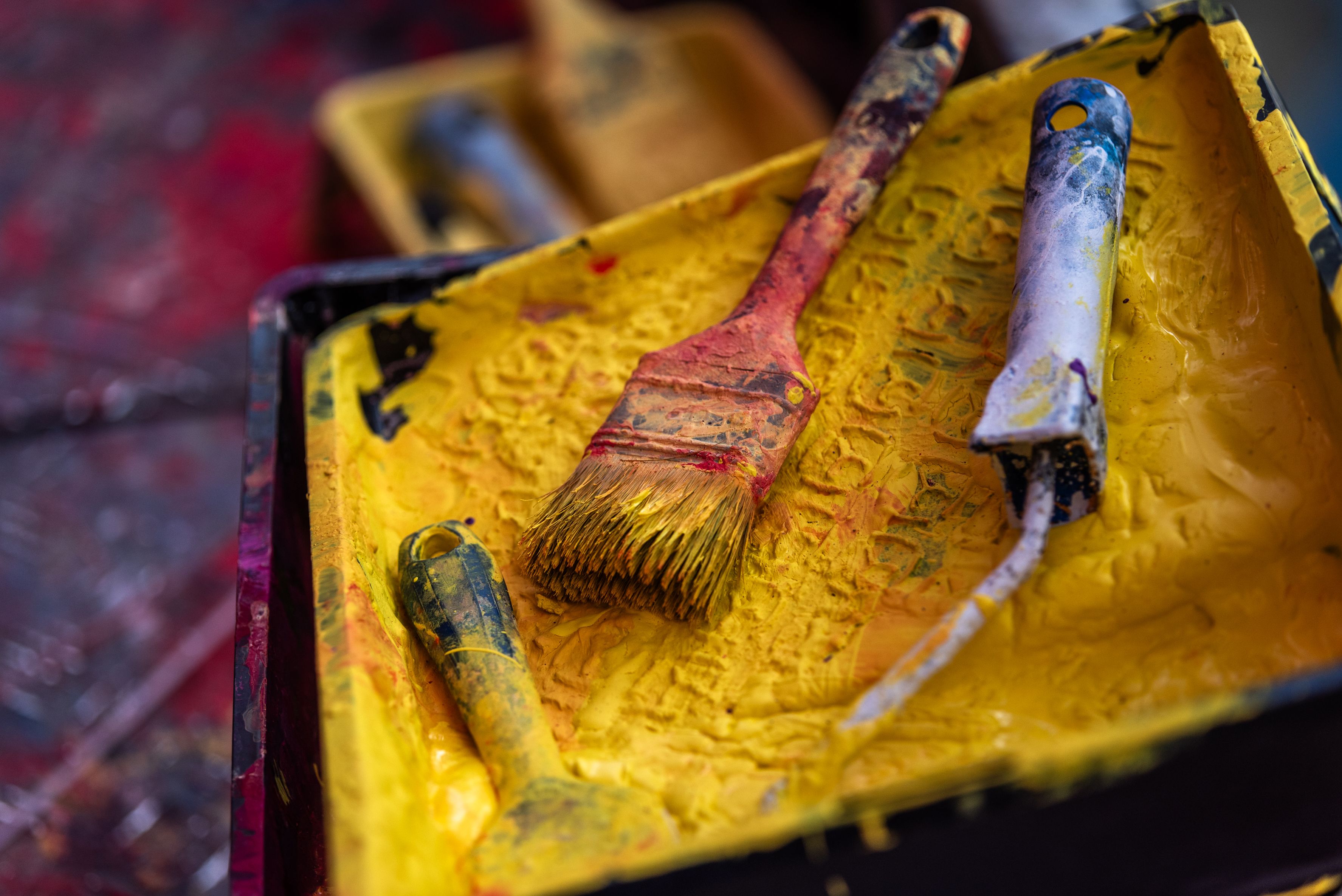 pędzel w kuwecie malarskiej z realizacji muralu Flamin Hot