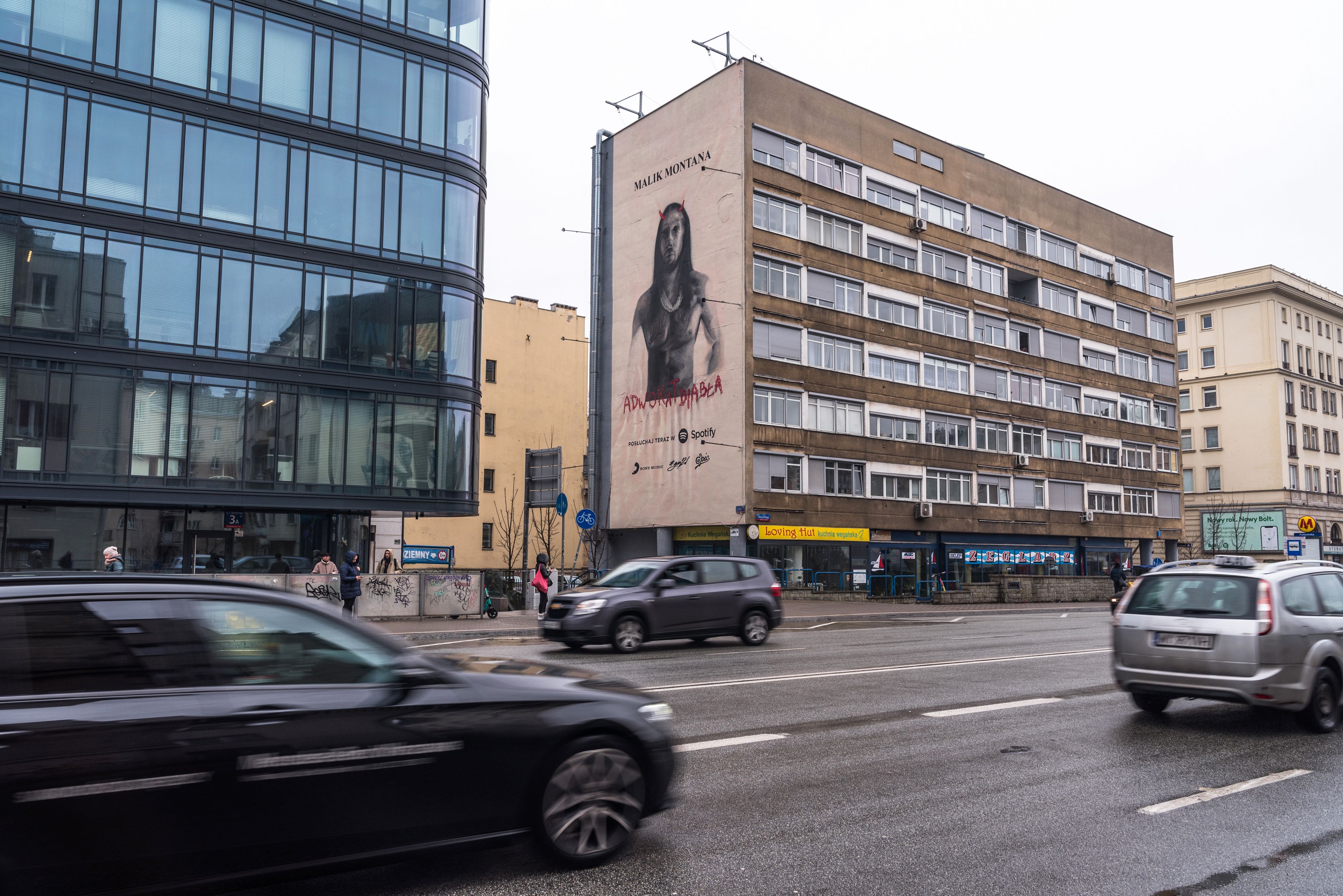 mural z portretem malika montany w ramach reklamy jego albumu Adwokat Diabła