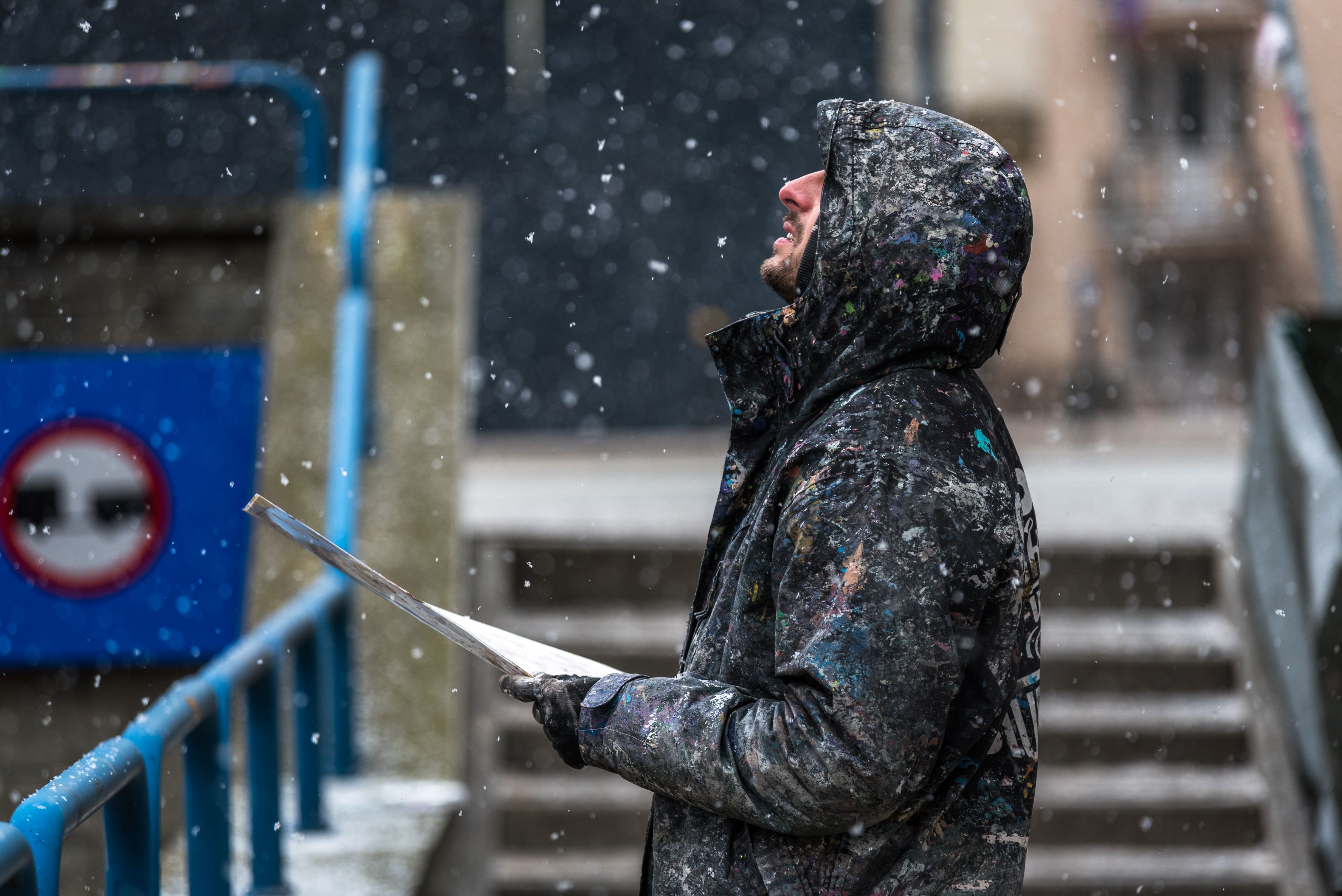 malarz w trakcie malowania mural malik montana sony music w ramach promocji albumu adwokat diabła