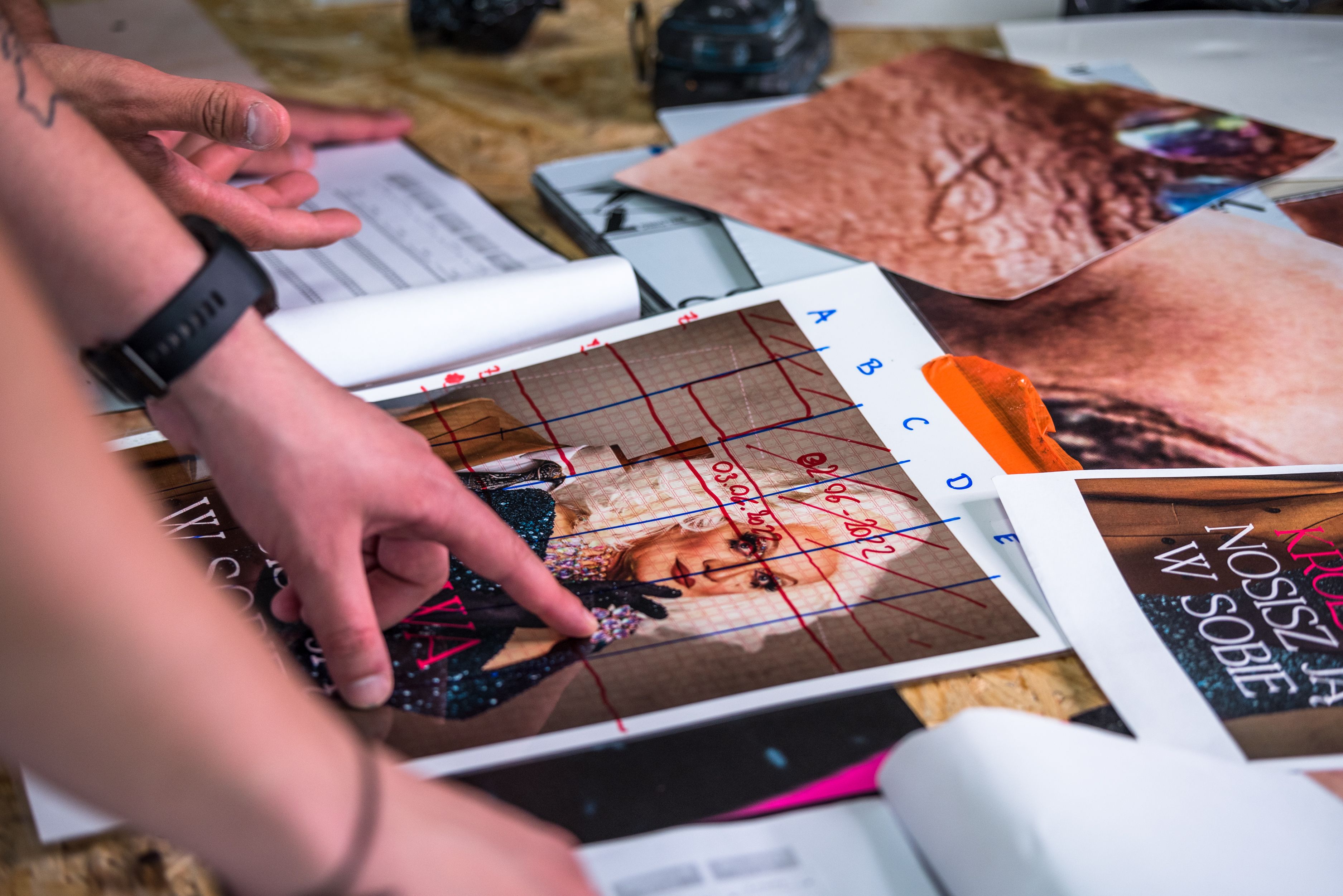 Proces powstania muralu kinetycznego "Królowa" dla Netflix