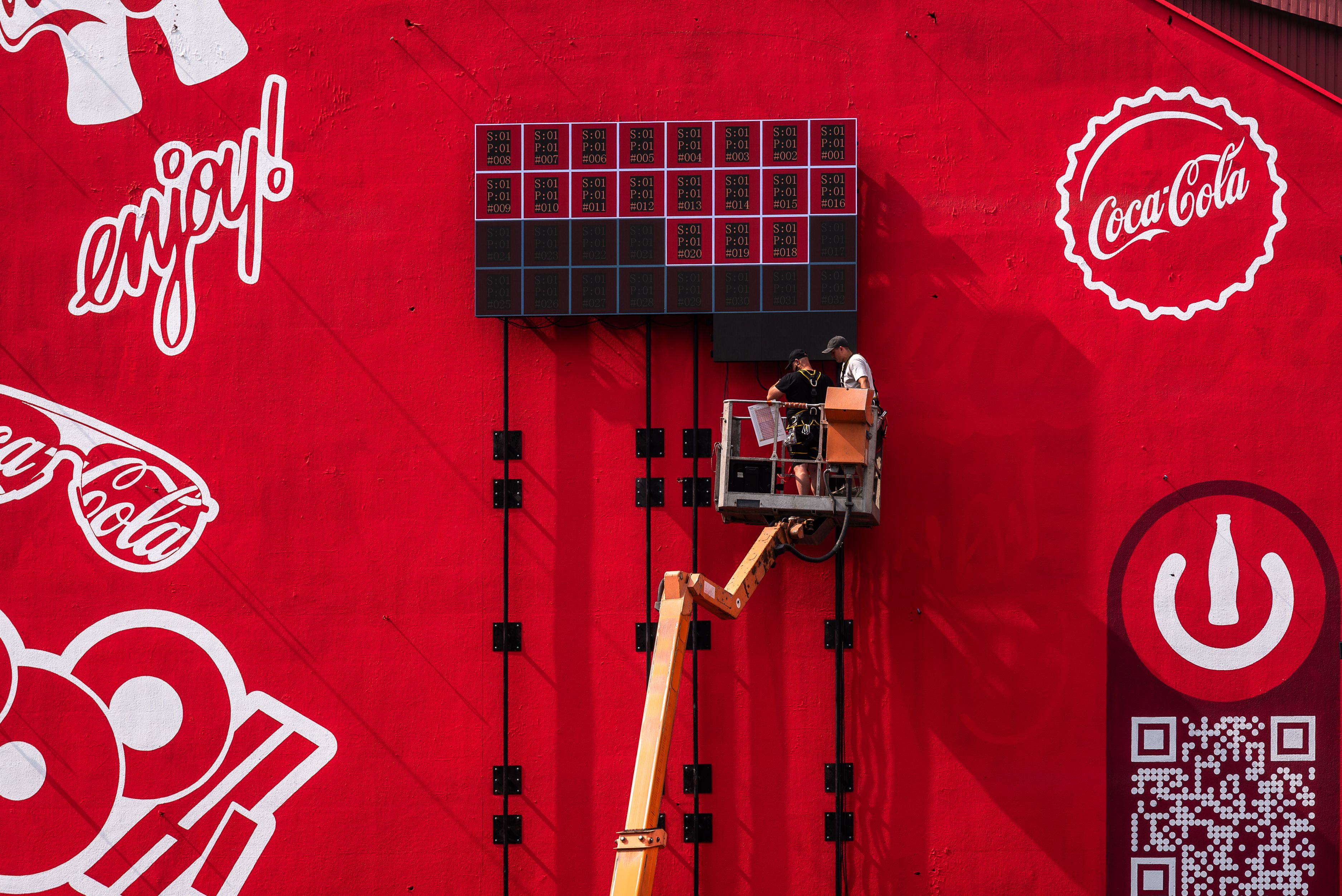 montaż ekranu dla muralu Coca-cola