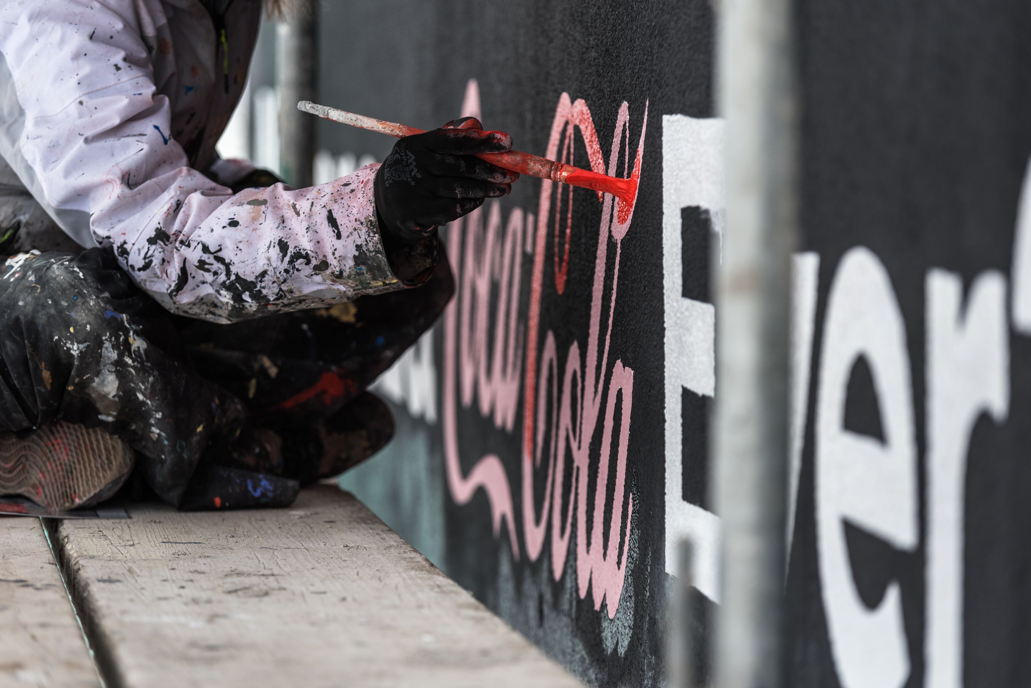 detale malowanie muralu dla coca-cola