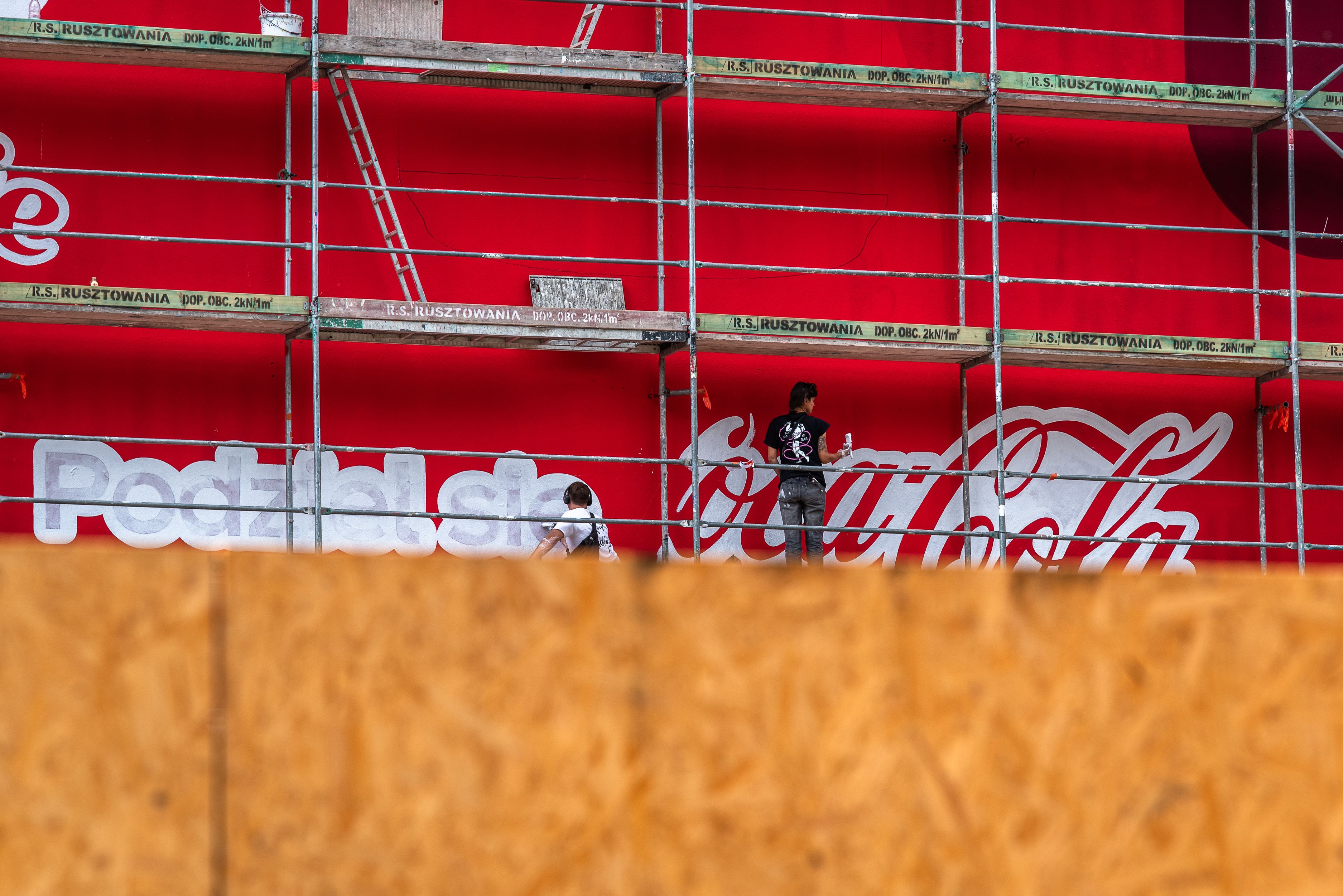 proces malowania muralu dla coca-cola