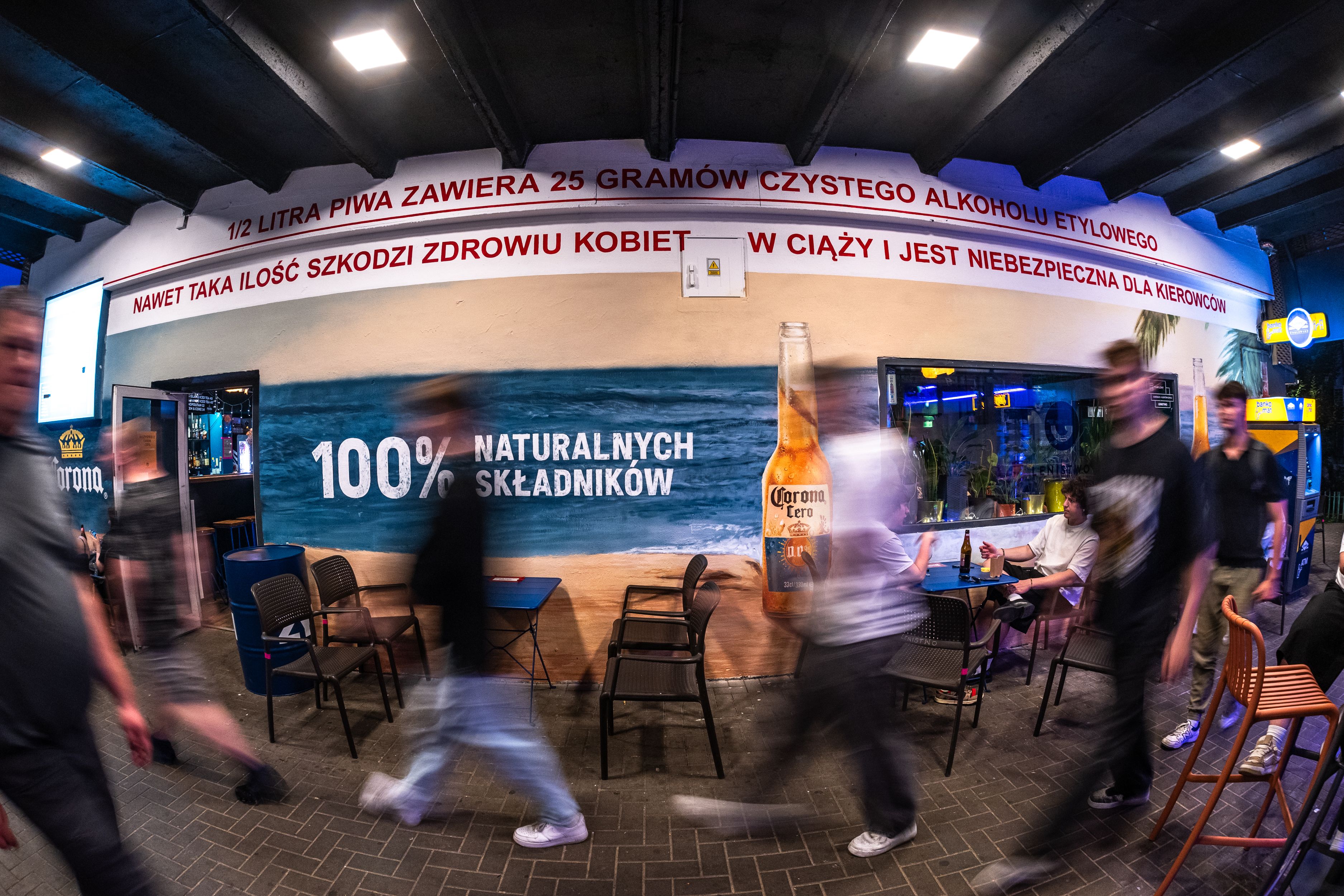 Nośnik reklamowy w przestrzeni miejskiej w Warszawie, ręcznie malowany przez Good Looking Studio.