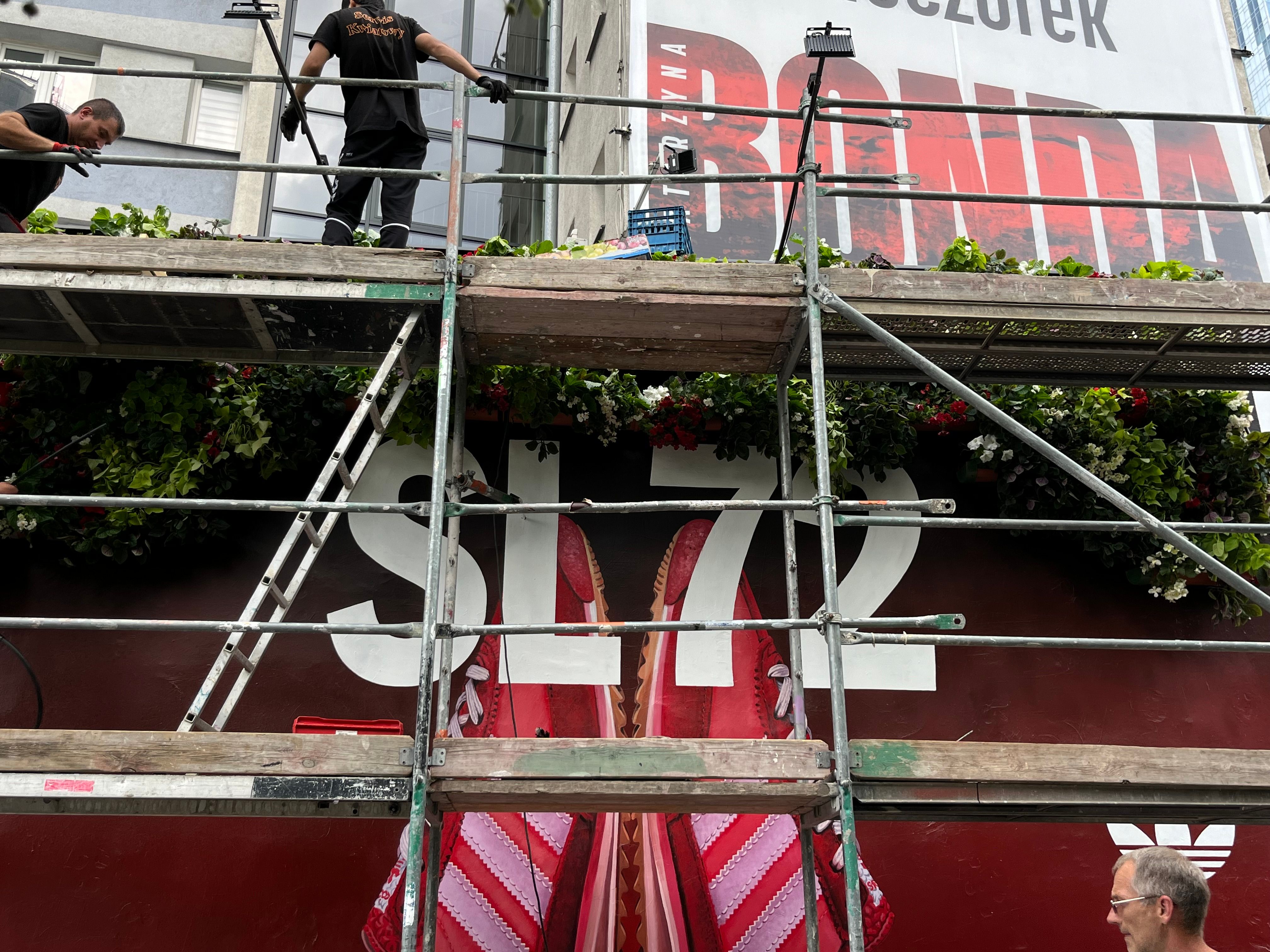 proces powstania kwiatowego muralu w Warszawie