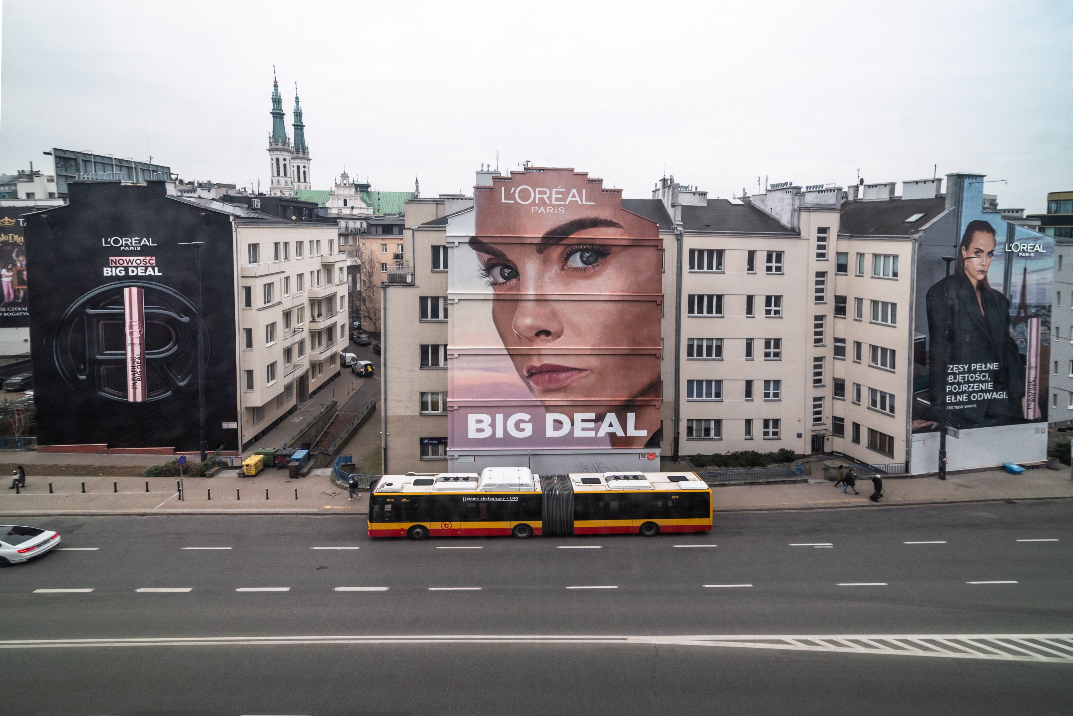 Trzy murale przy ul, Jaworzyńskiej w Warszawie dla marki Loreal