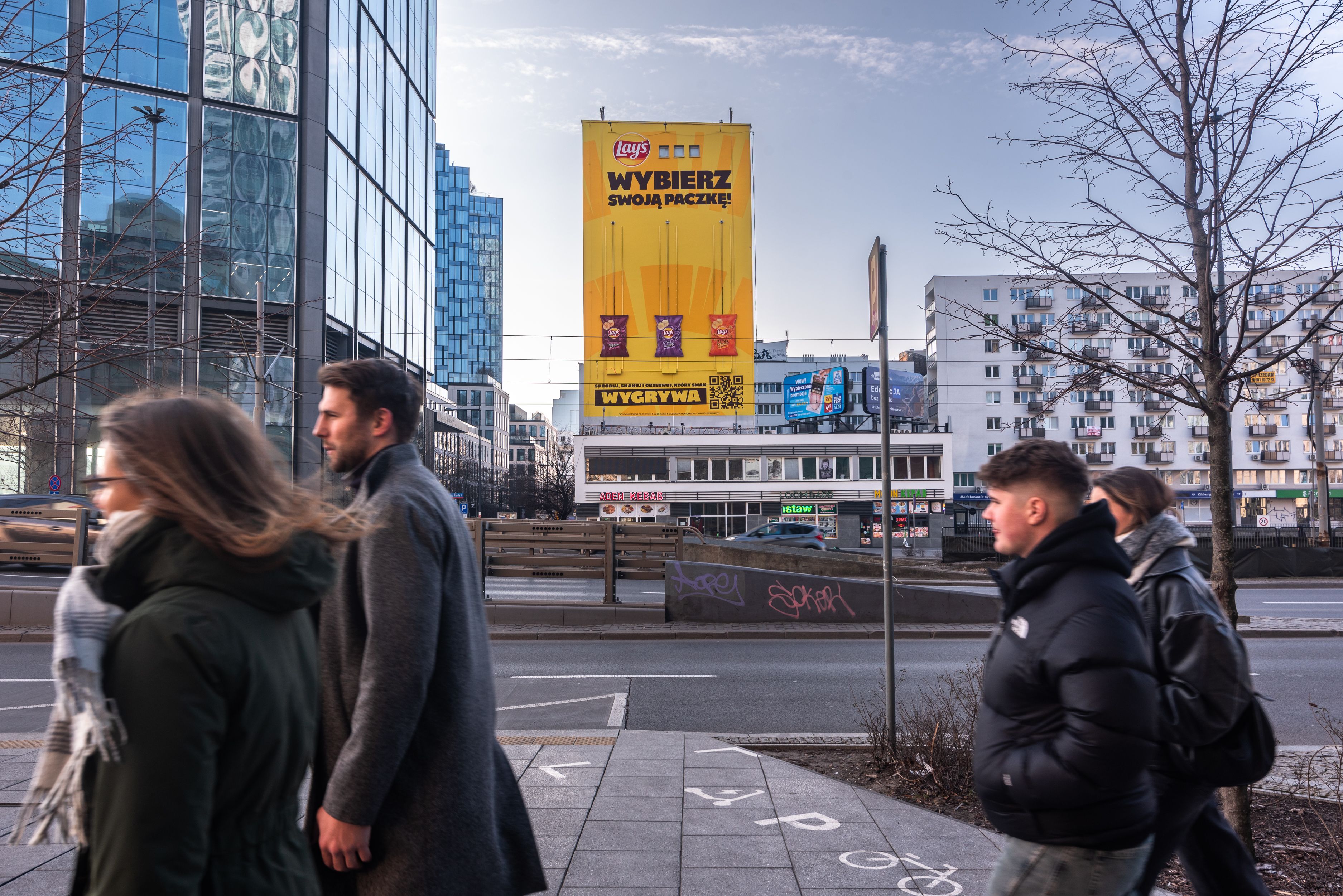 mural z paczkami czipsów dla lays