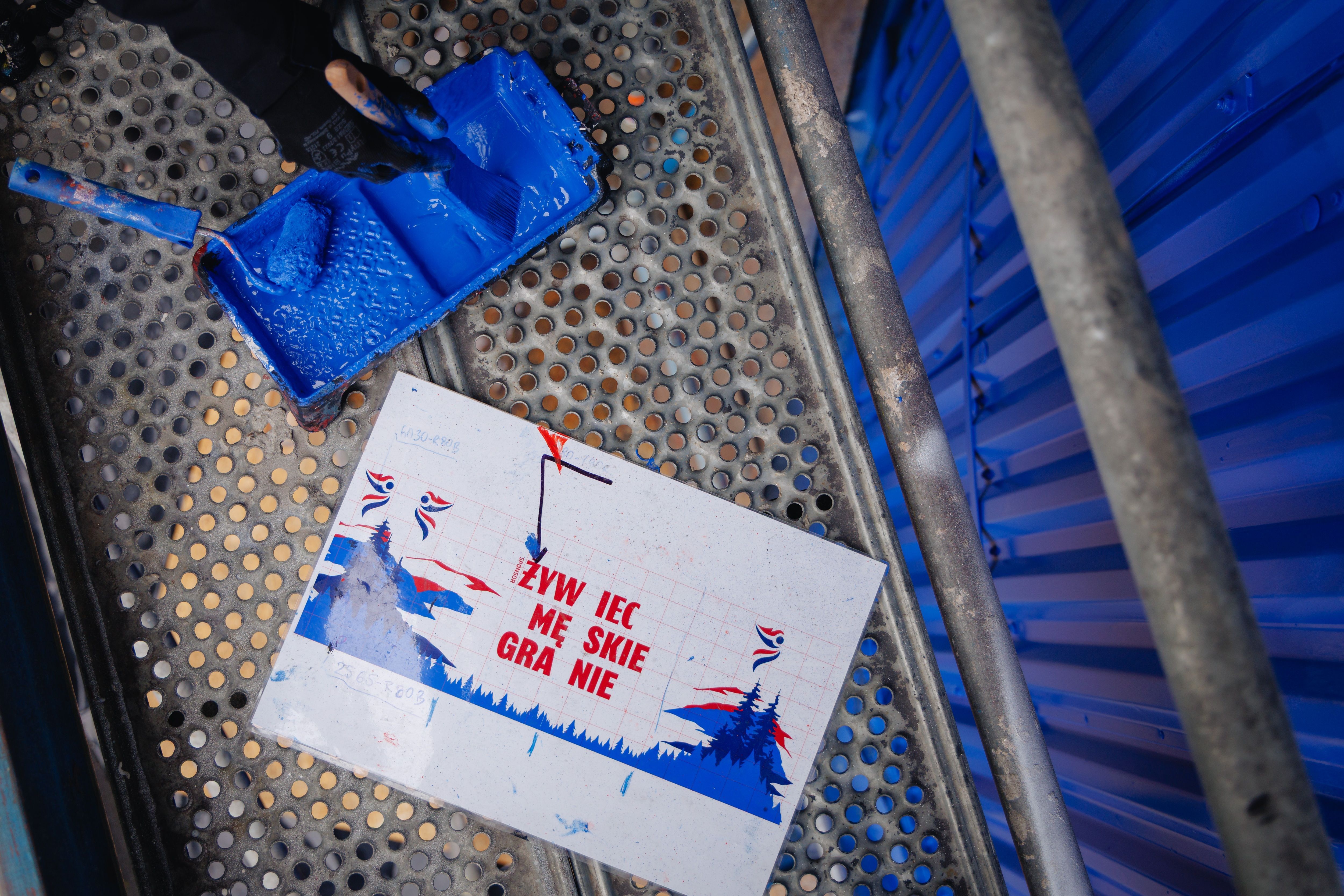 detale malowania silosów w żywcu, farby