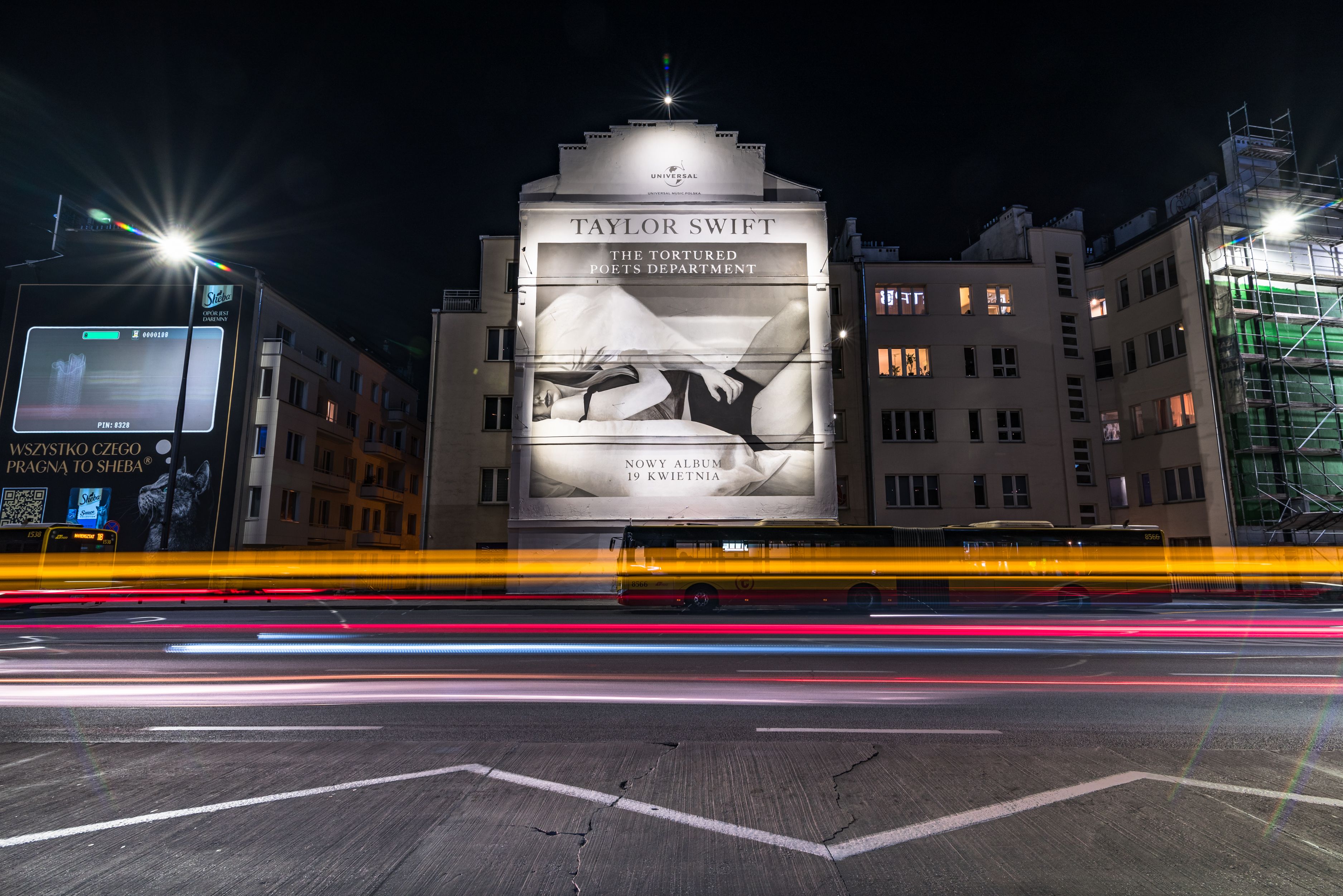 Mural Taylor Swift w Warszawie w nocy