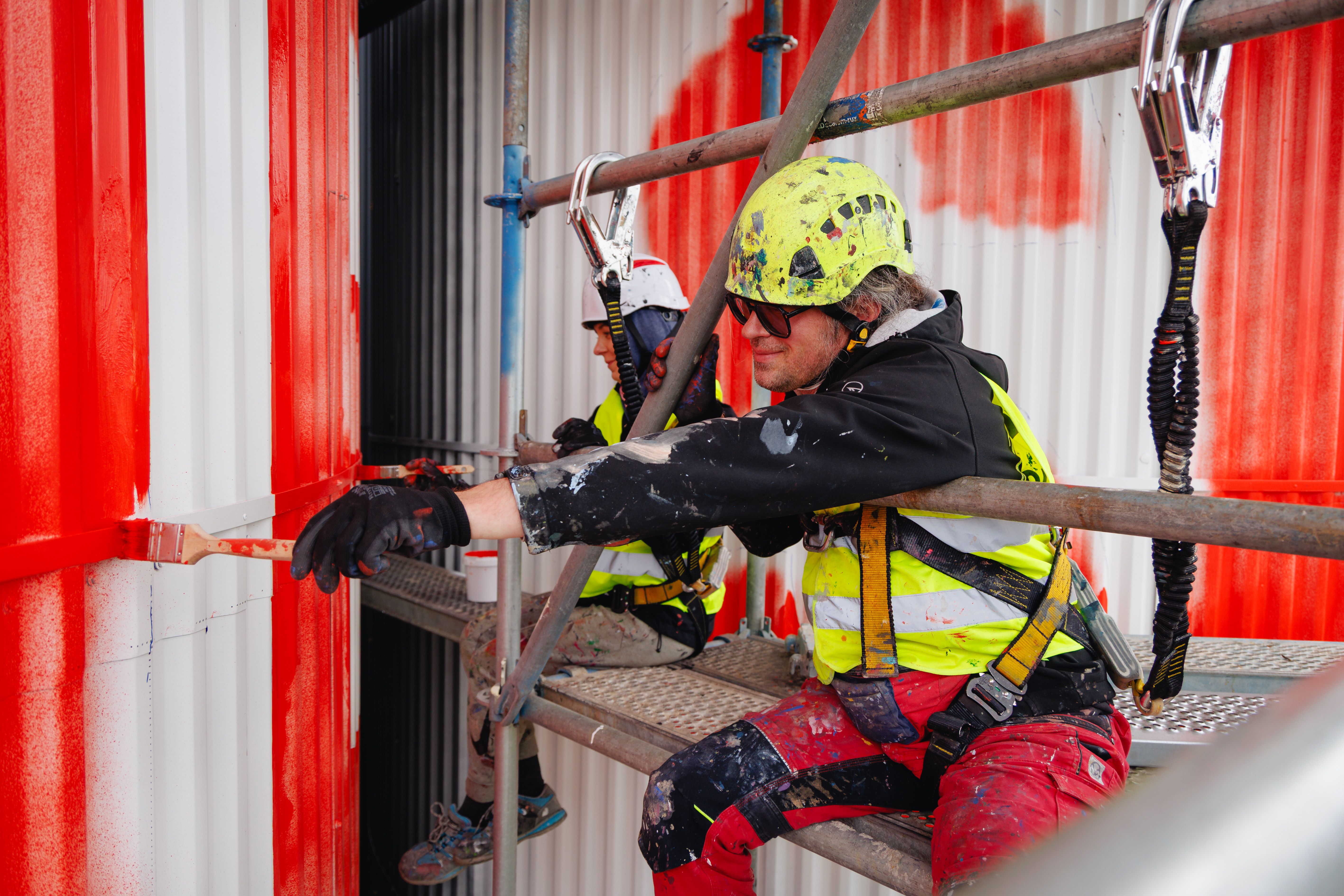 malarz malujący tanki w żywcu