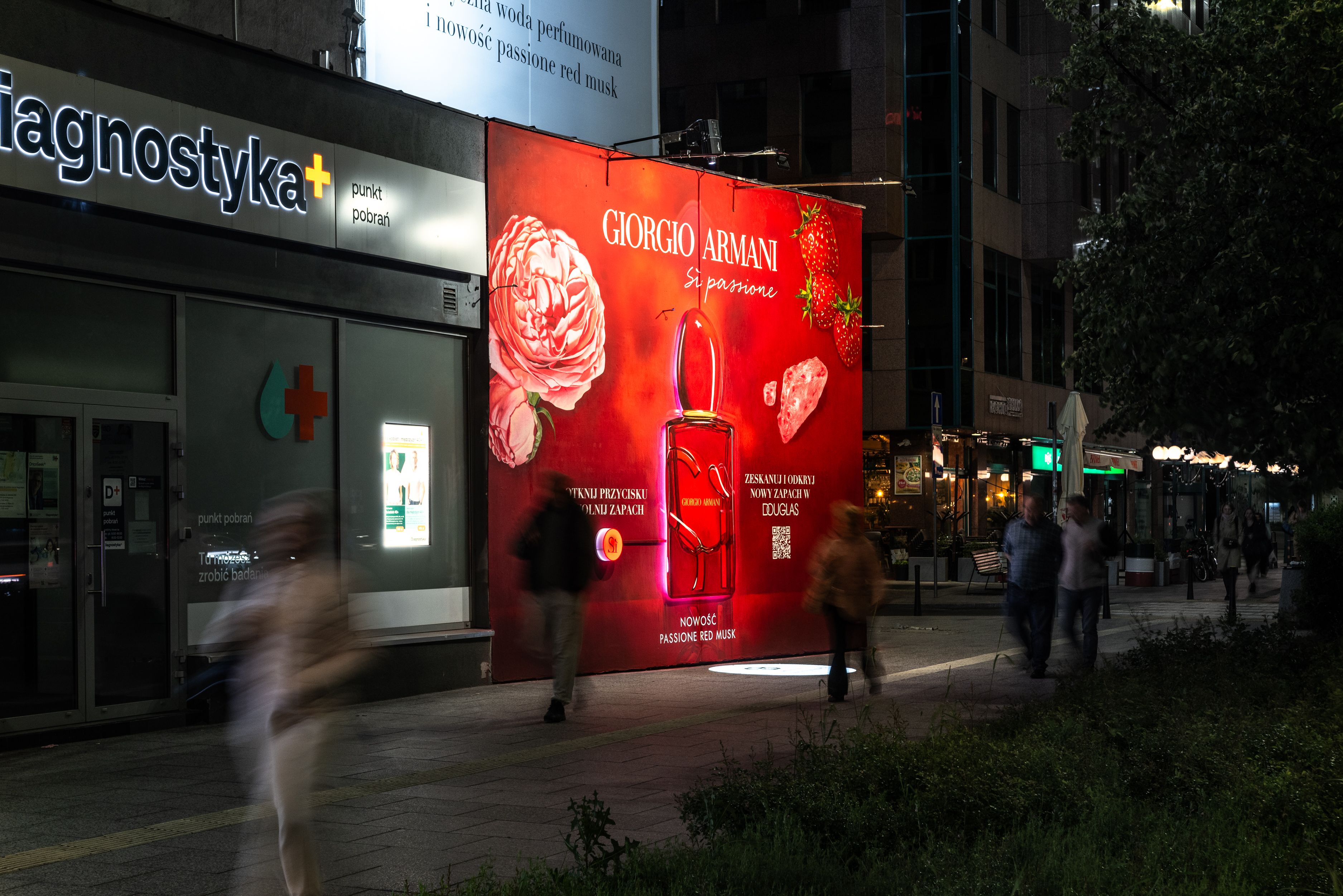 zapachowy mural w centrum warszawy w nocy