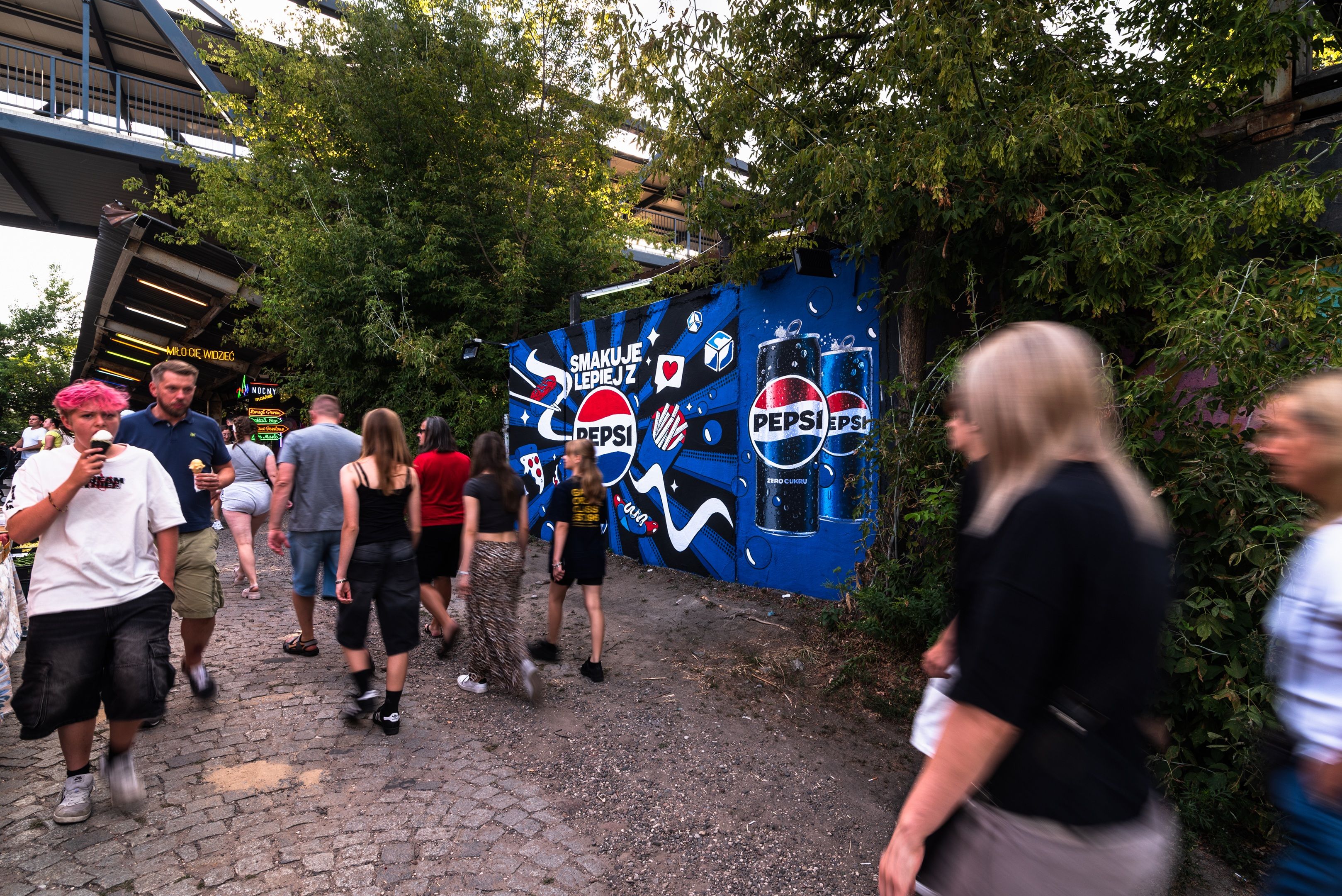 Good Looking namalowało mural w Warszawie przy Nocny Markecie dla marki Pepsi