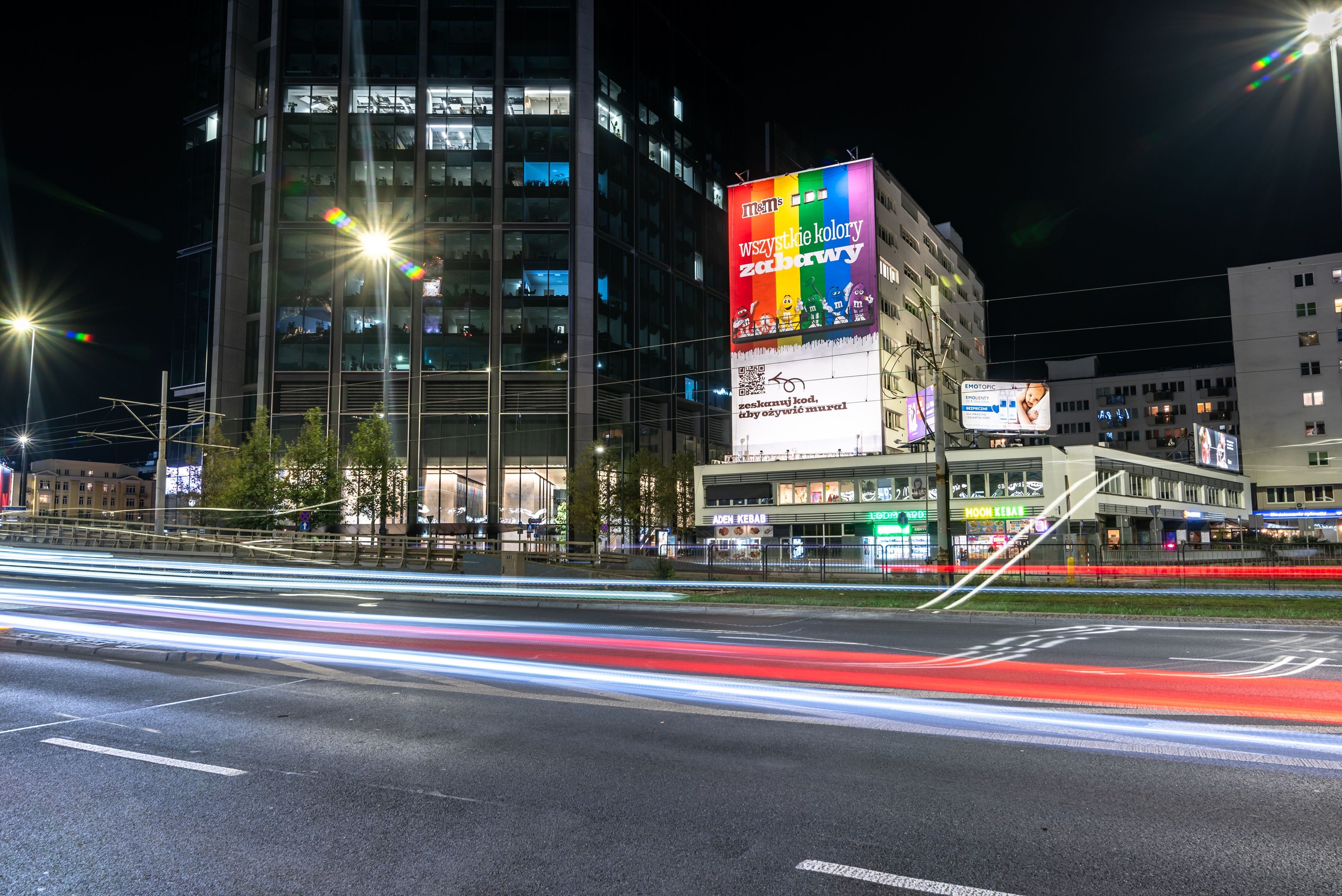 Mural reklamowy w Warszawie przy ulicy Chmielnej 98 namalowany przez Good Looking dla M&M's