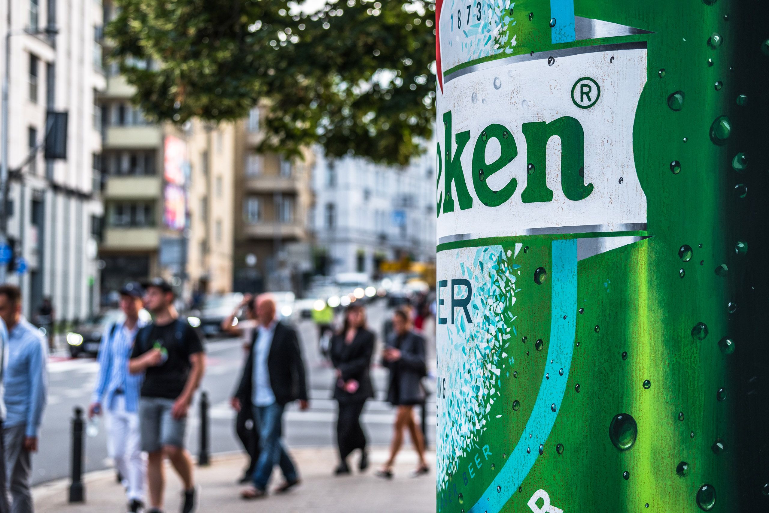 zbliżenie na ręcznie malowaną fromę 3d wystająca ze ściany imitującą butelkę Heineken dla marki Heineken