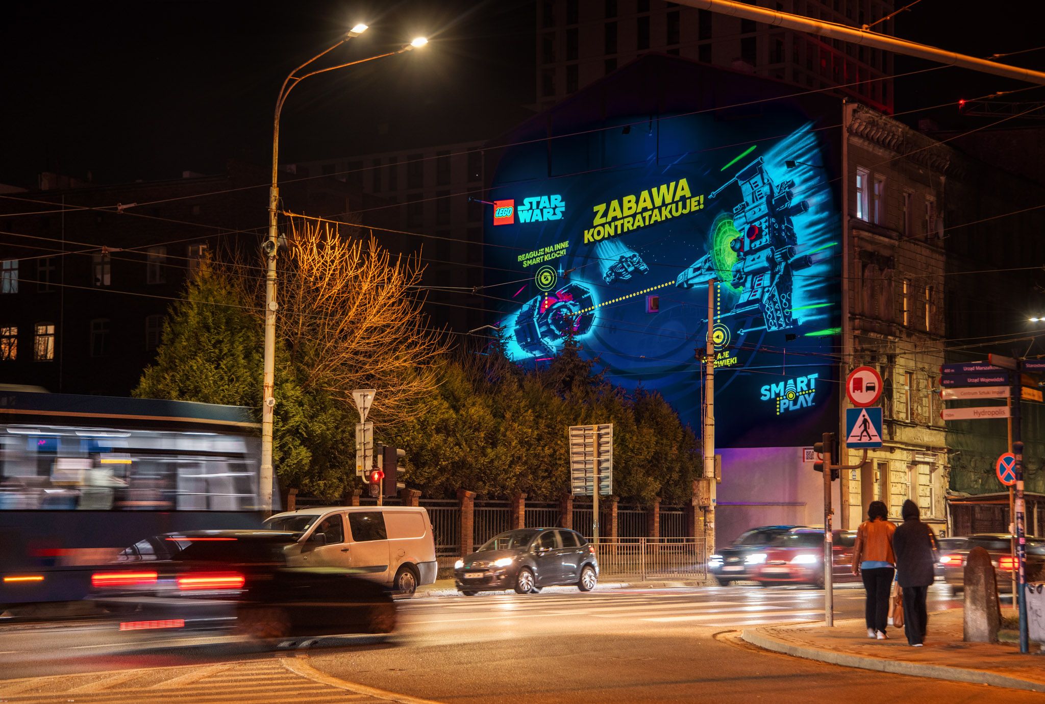 Mural z efektem UV dla Lego we Wrocławiu nocą