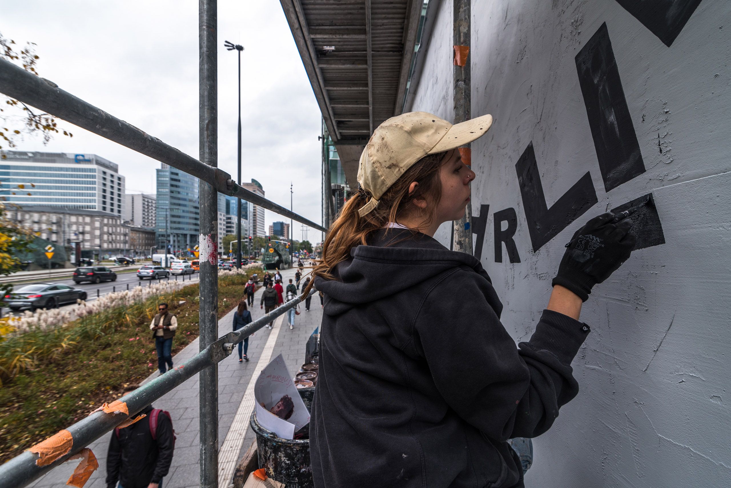 muralistka podczas malowania muralu dla marki Warner Music - maluje detale do kampanii przedstawiającej okładkę płyty Charliego Puth'a