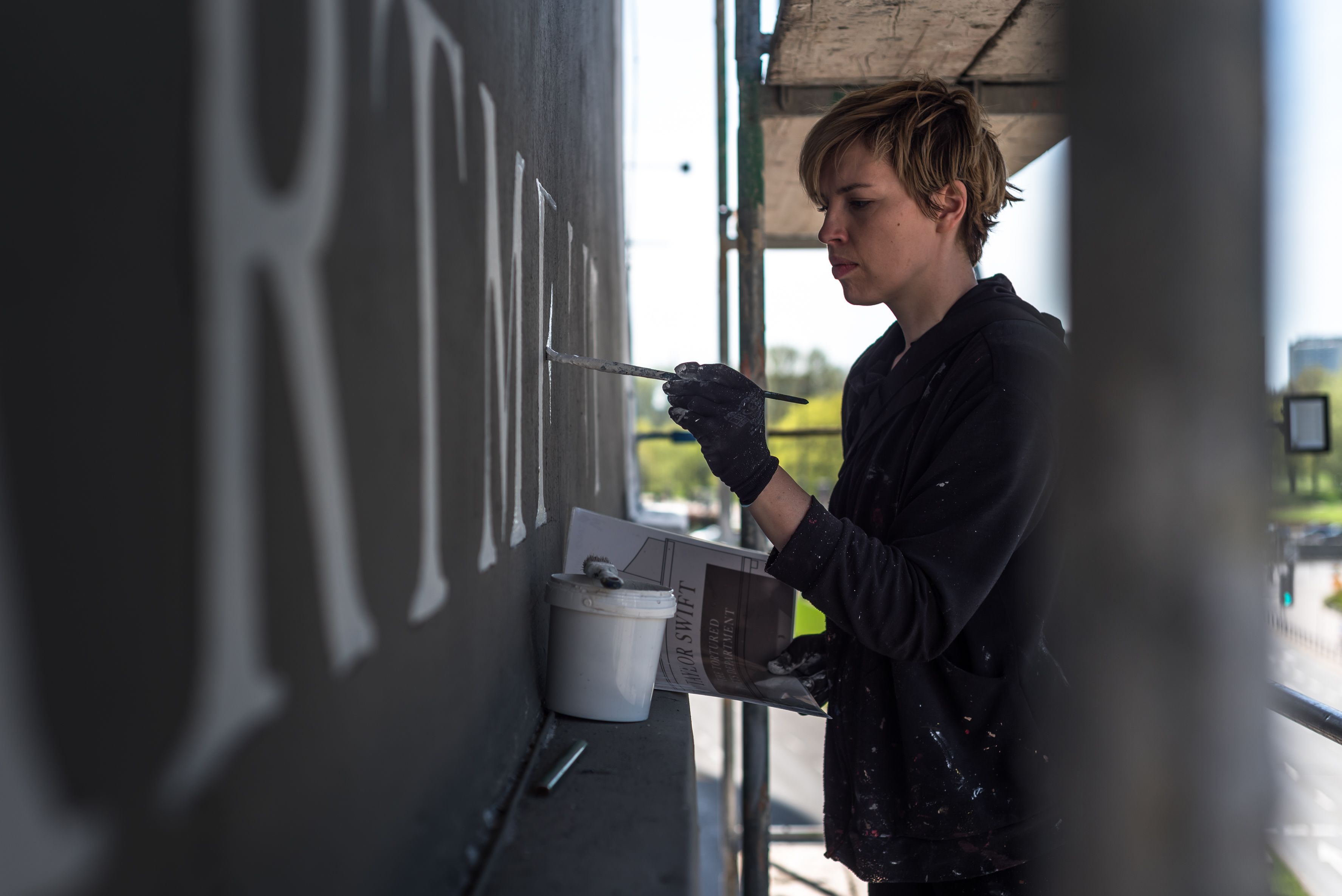 malarz malujący mural taylor swift