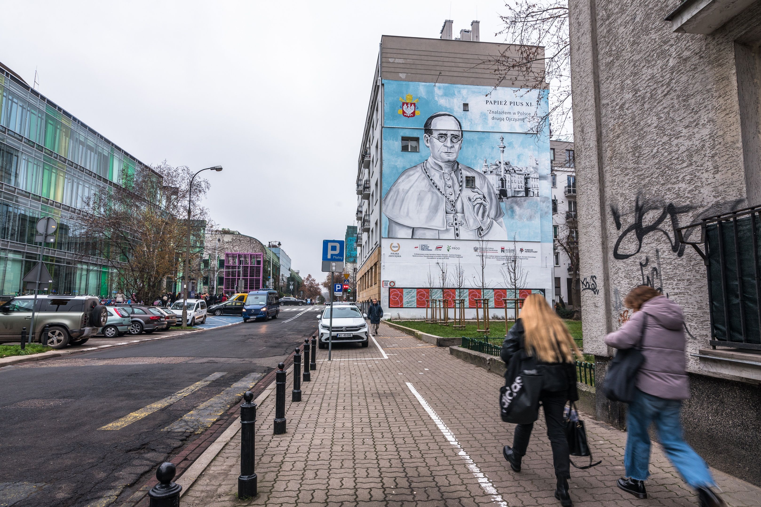 Good Looking namalowało mural w Warszawie przy ulicy Dobrej 53, papież