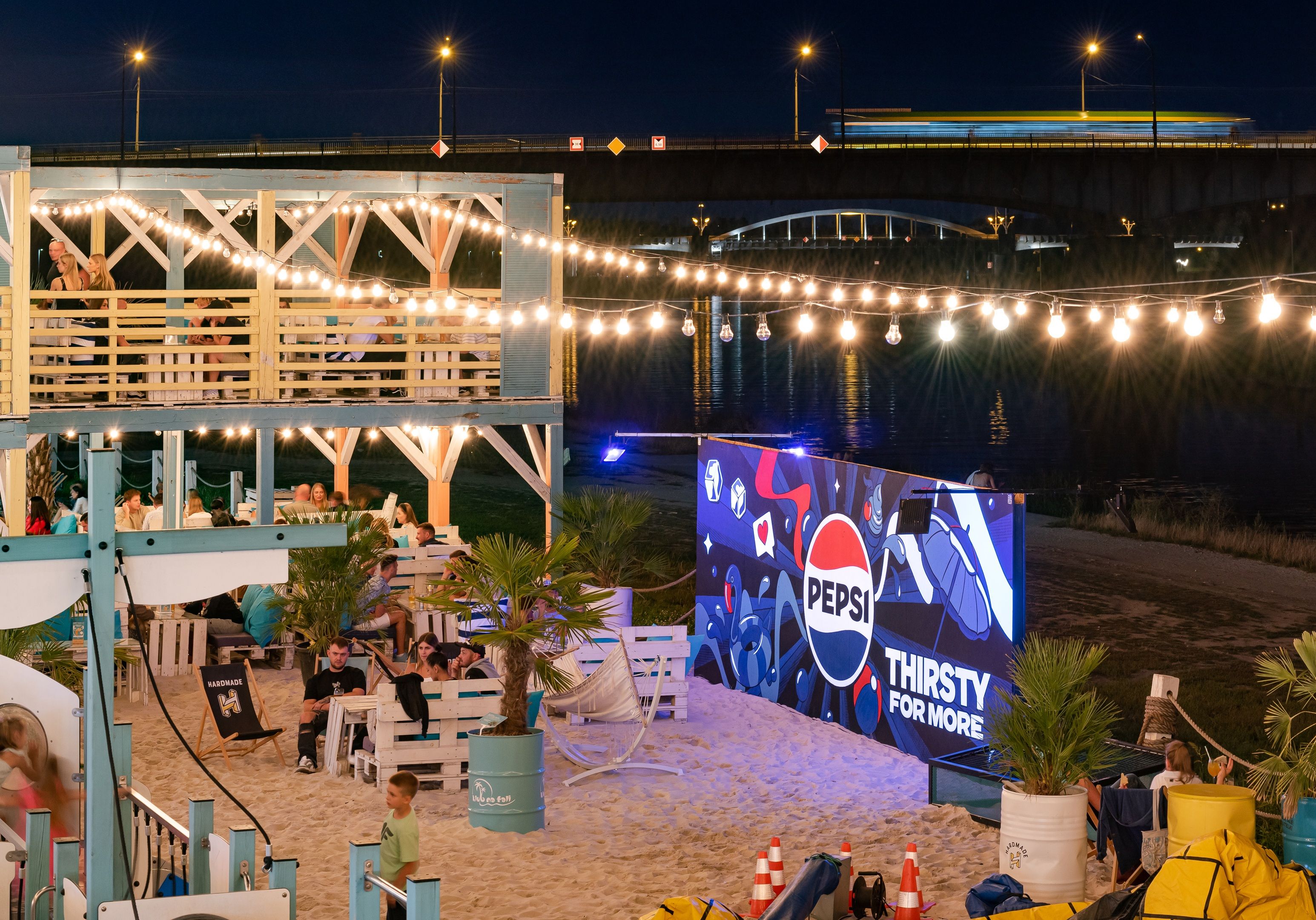 good looking mural dla pepsi w poznaniu, klub na fali