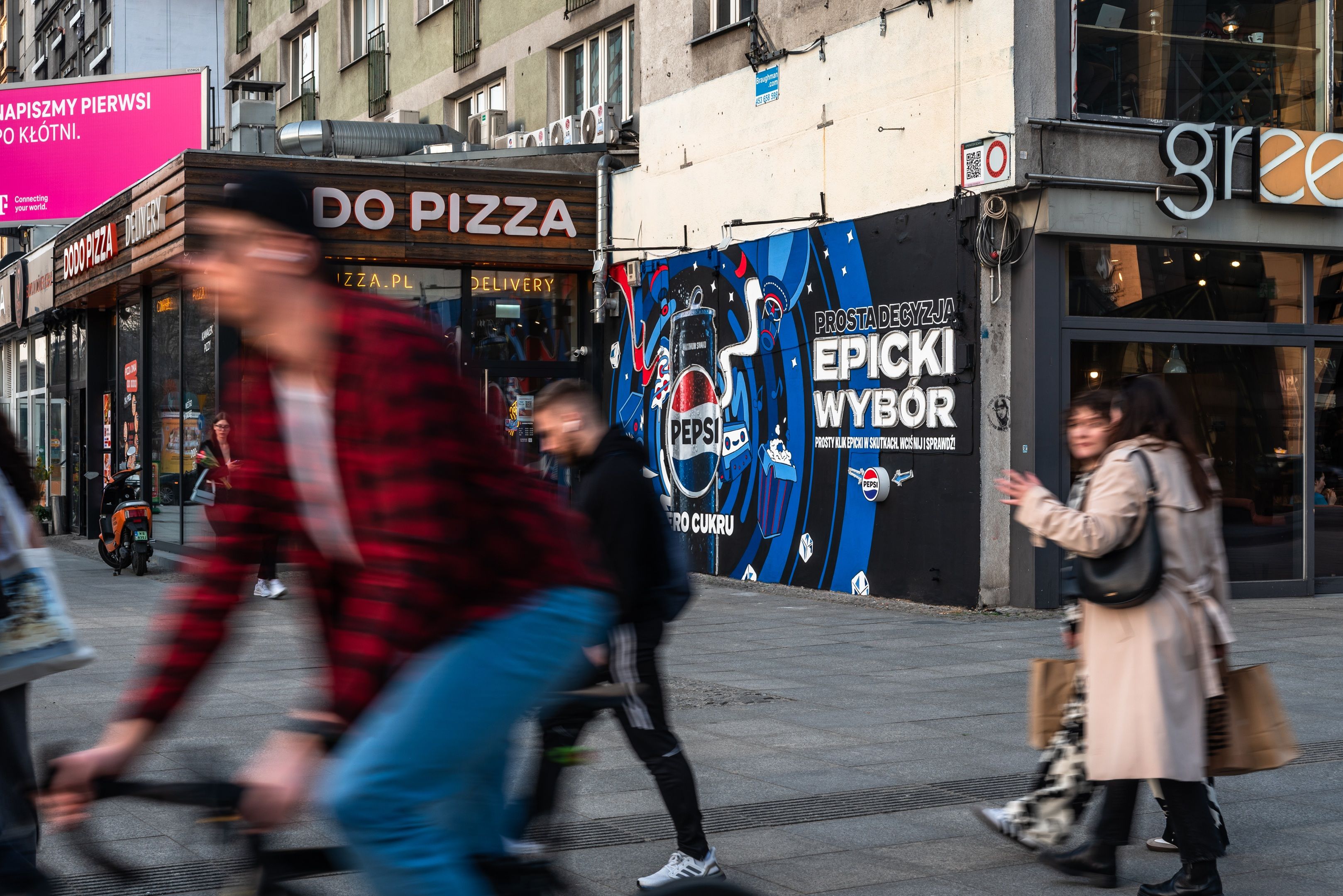 Good Looking Studio namalowało mural w Warszawie przy ulicy aleja Jana Pawła 18 dla pepsi