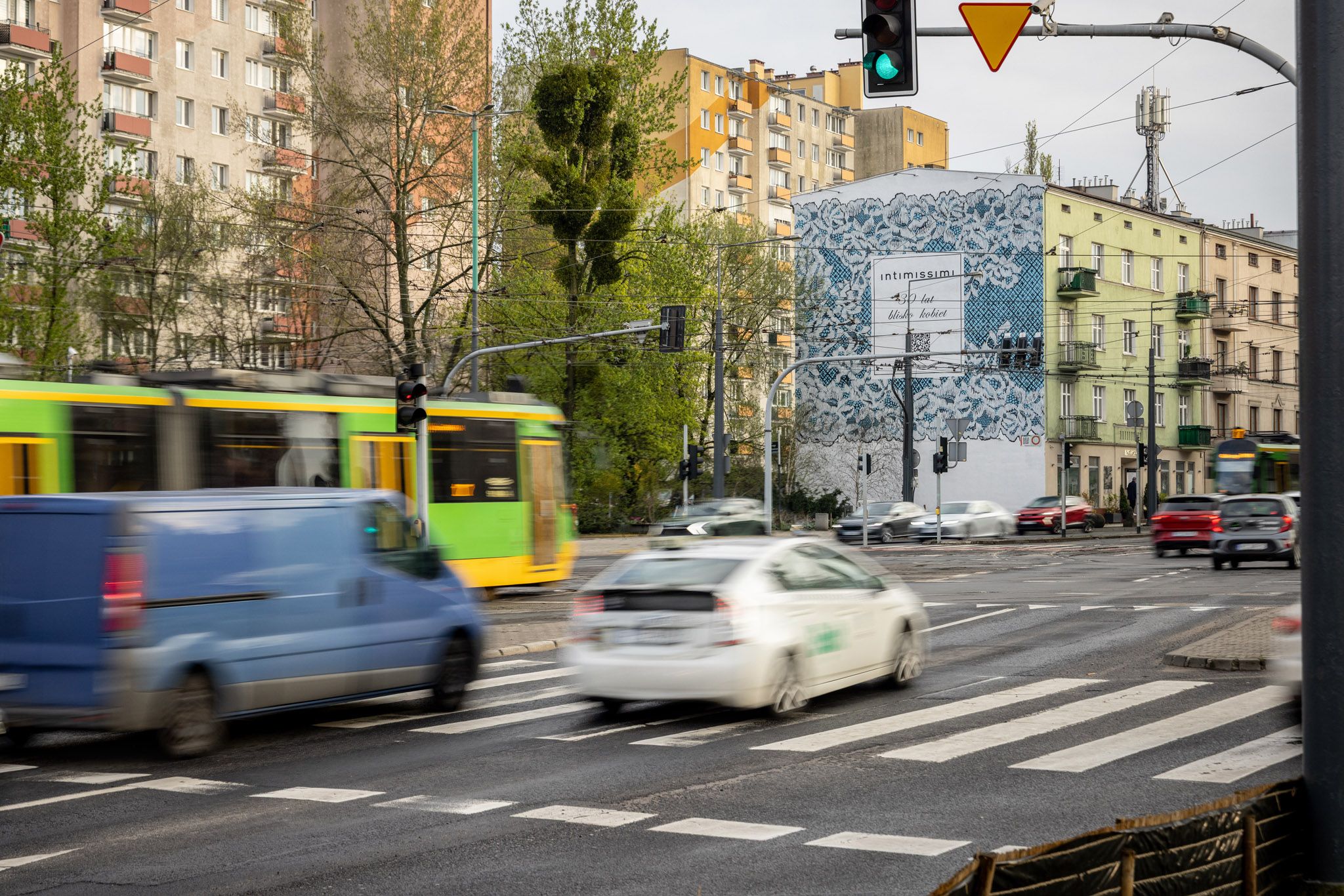 Good Looking namalowało mural reklamowy dla marki Intimissimi w Poznaniu