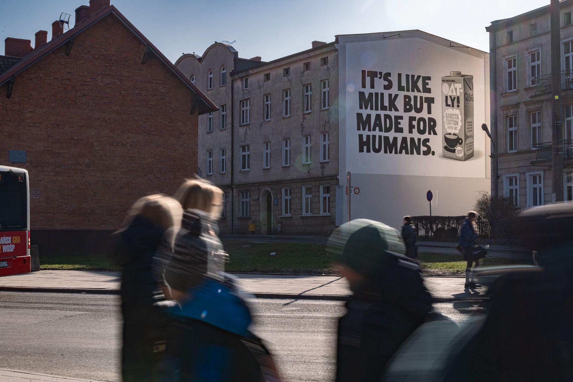 mural dla oatly w gdańsku