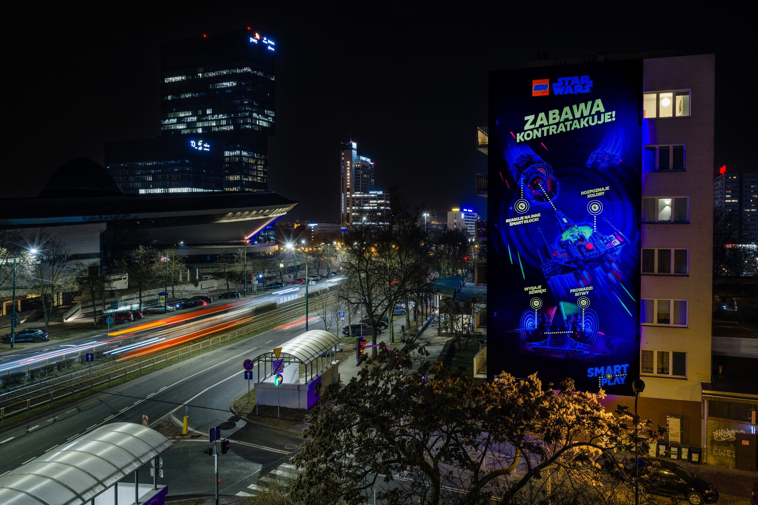 Mural z efektem UV dla Lego w Katowicach nocą