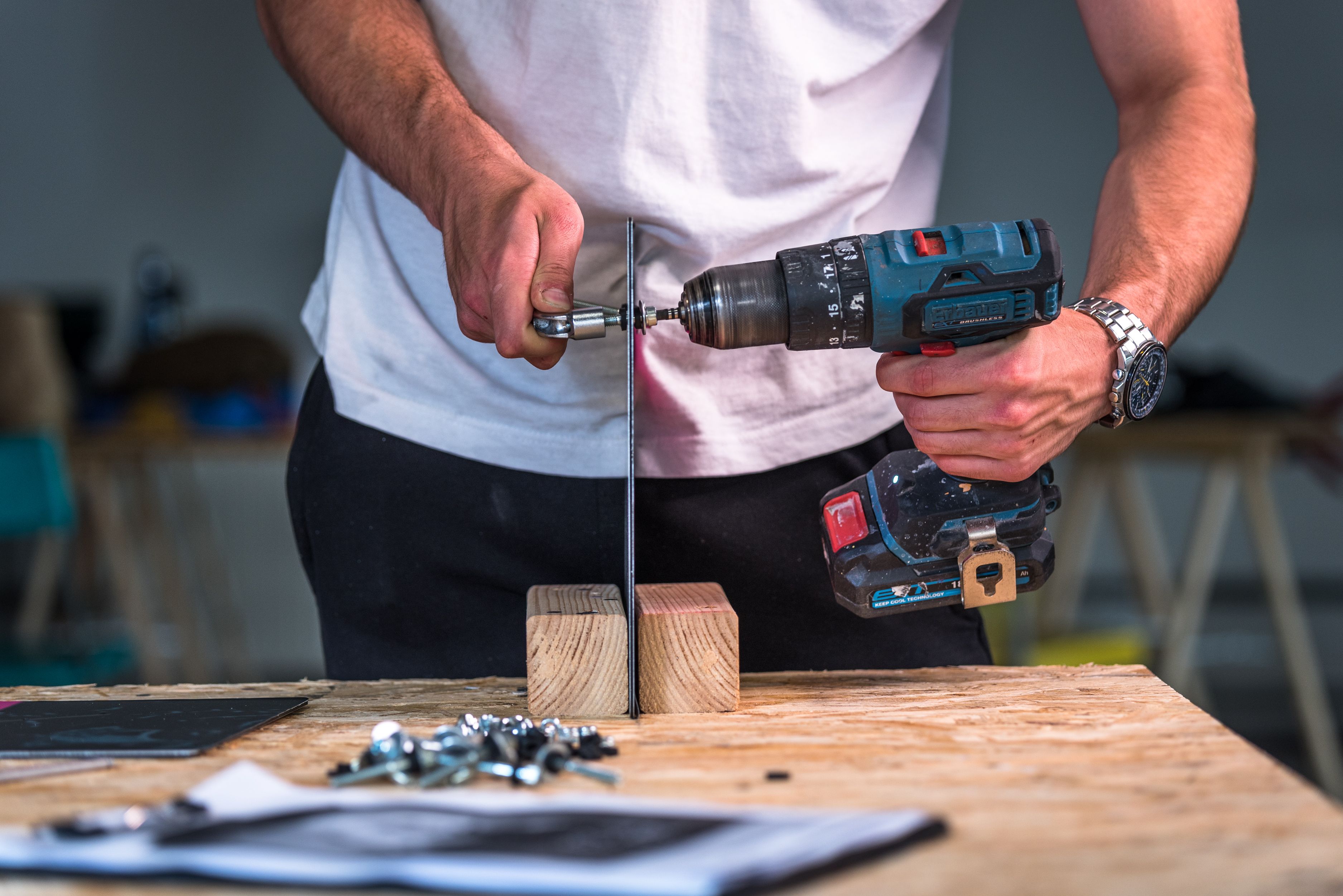 montaż tabliczek dla muralu kinetycznego Królowa