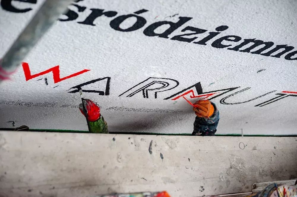 zbliżenie na ręce malarza