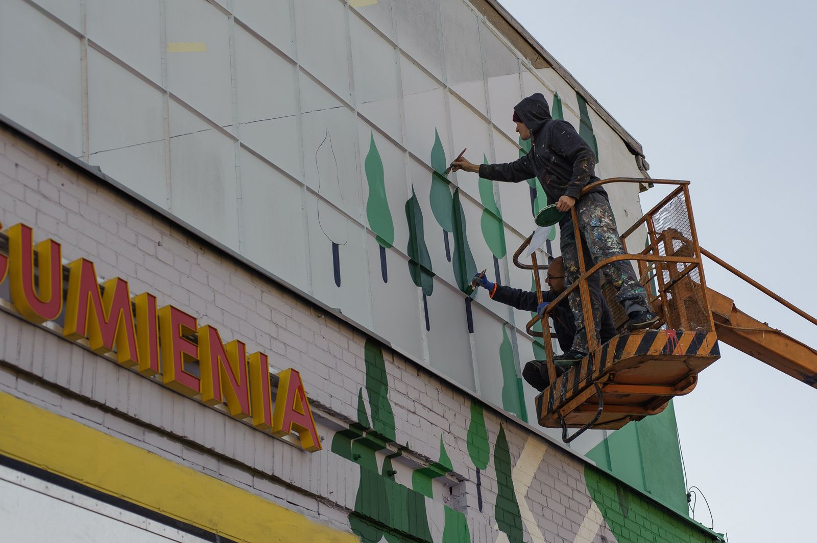 Good Looking malije mural, malarze w podnośniku