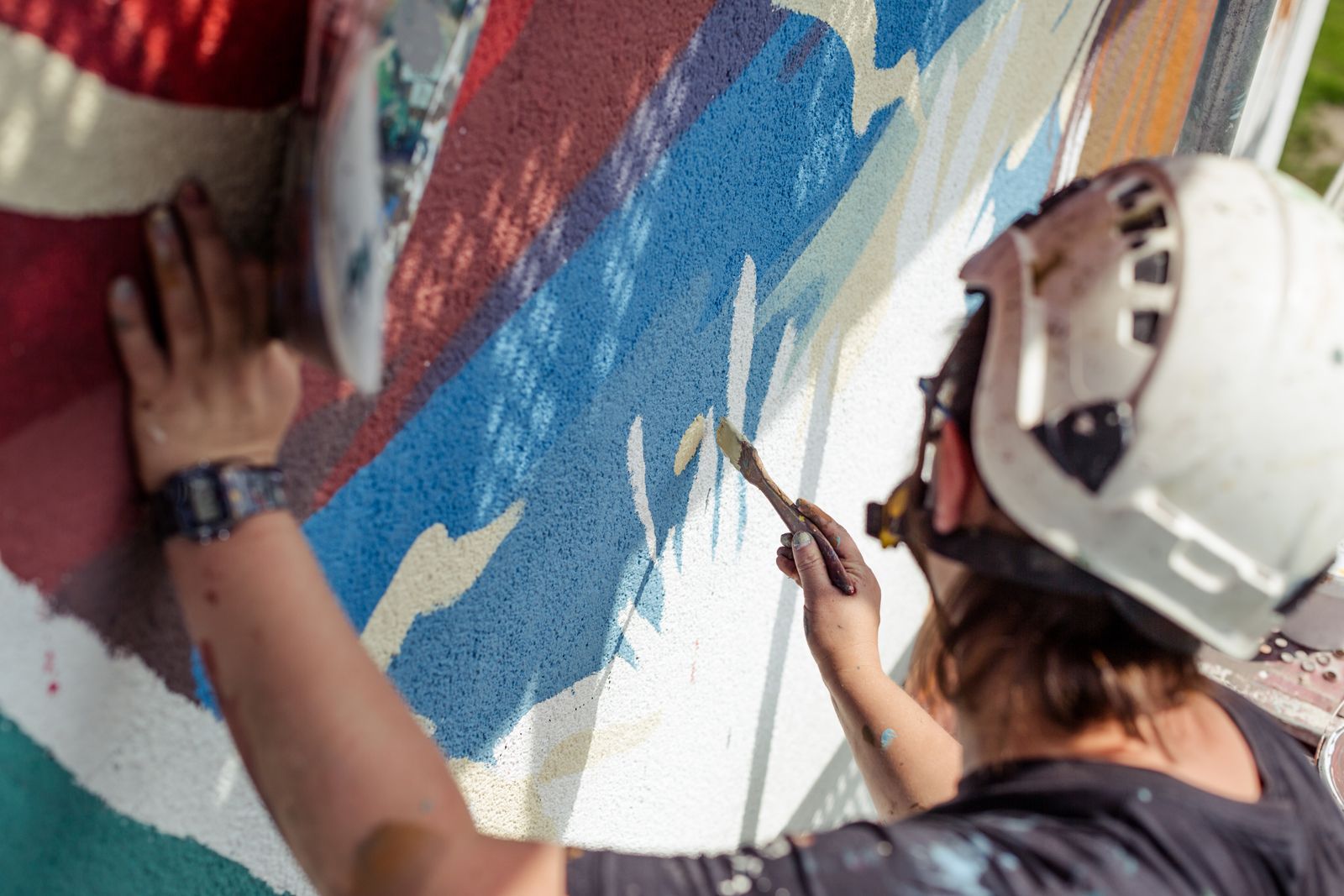 good looking, malarz maluje mural