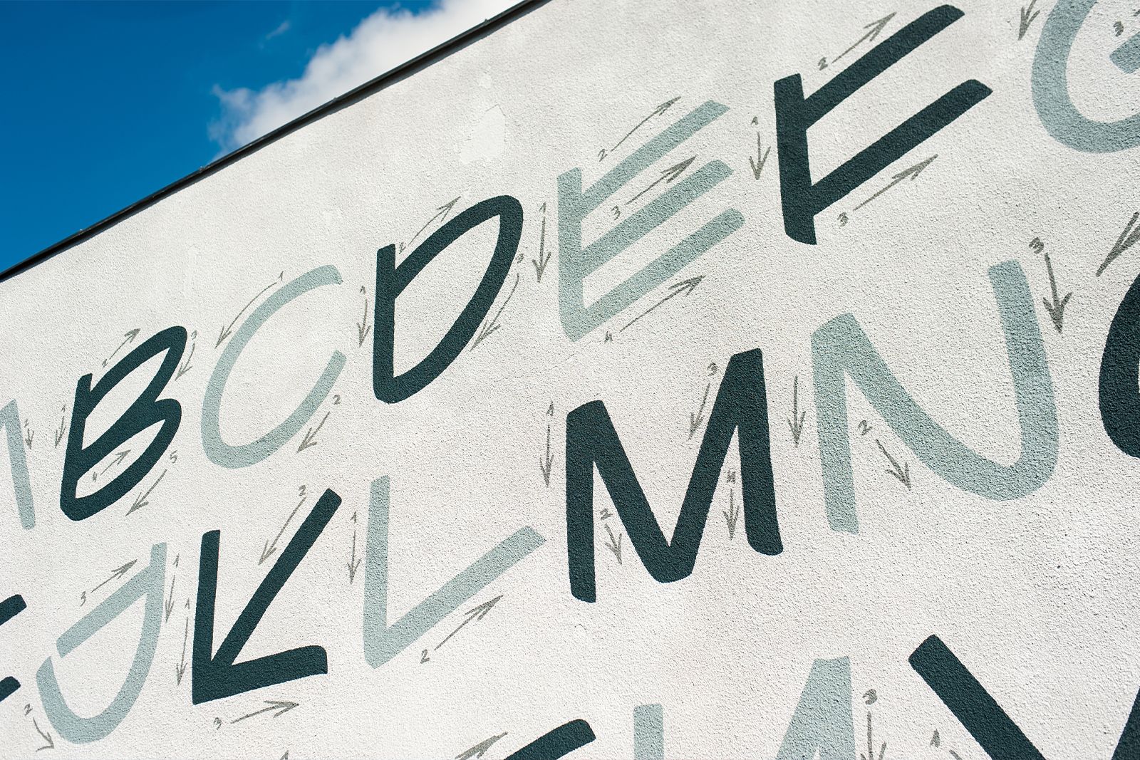 mural na saskiej kępie w warszawie, wallphabet