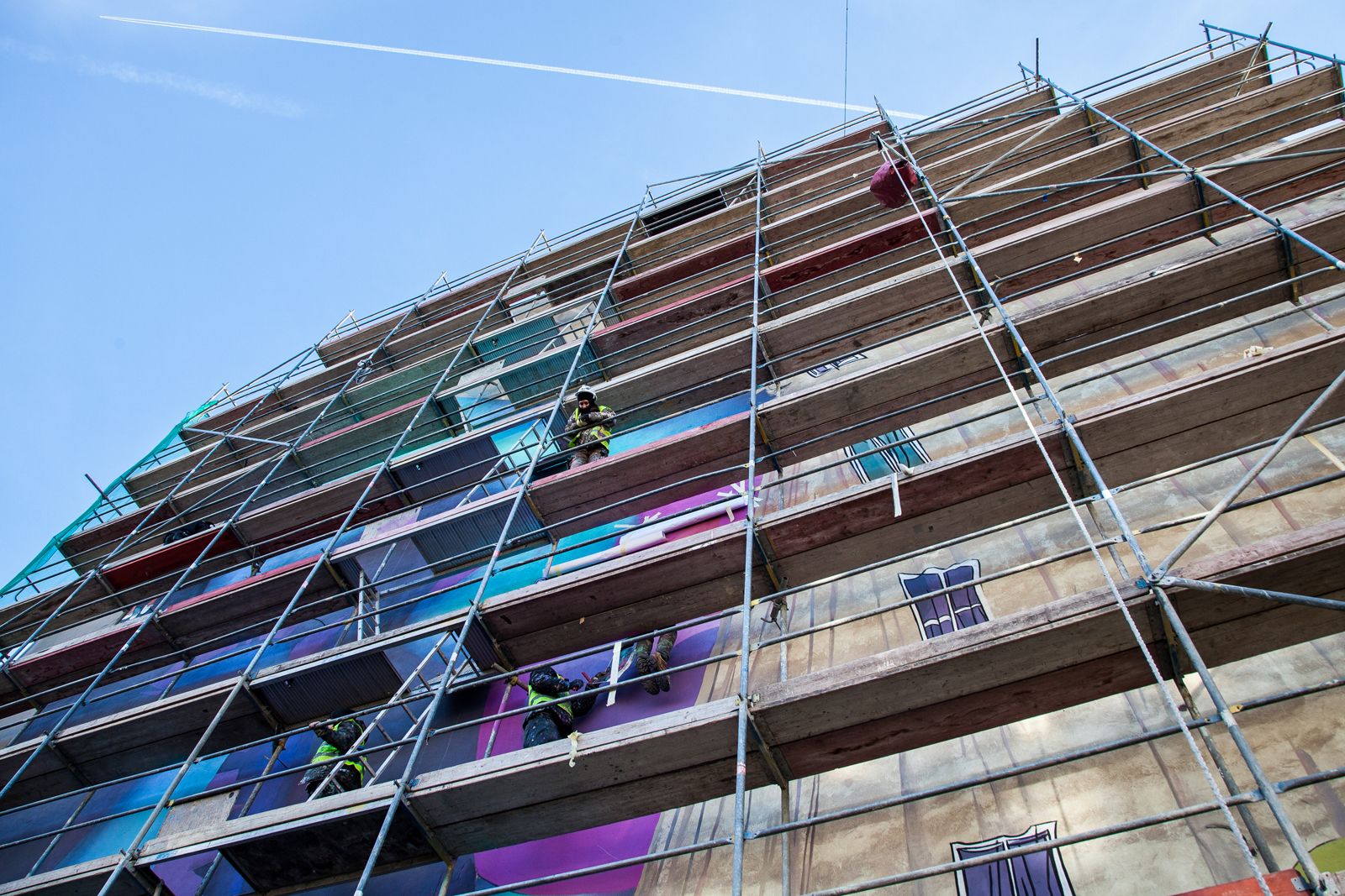 Good Looking maluje mural, malarze na rusztowaniu