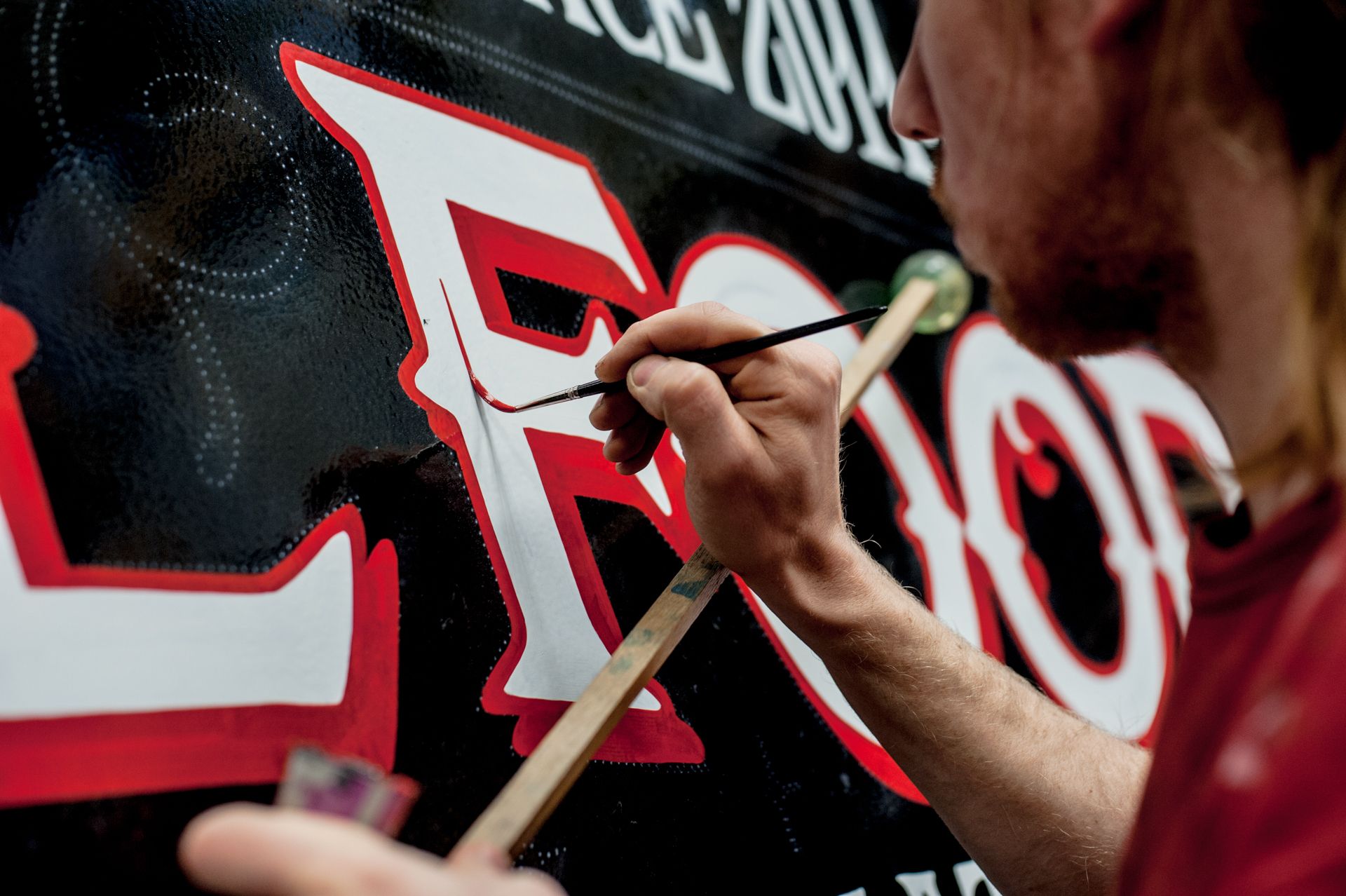 Proces malowania szyldu dla Soul Food przez artystę z Good Looking