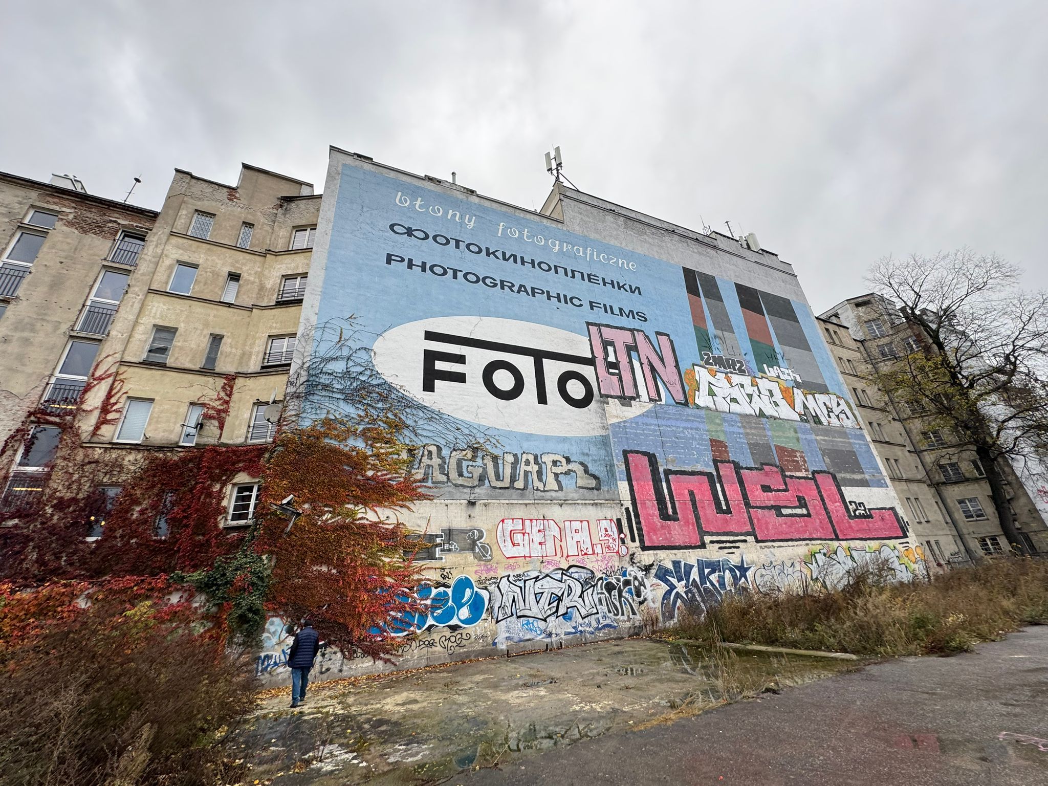 Stan muralu "Foton" przy ul. Targowej 15 przed pracami Good Looking Studio