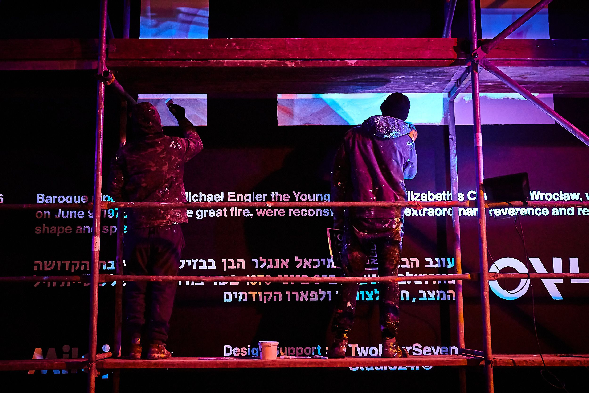 Malowanie muralu z efektem UV we Wrocławiu